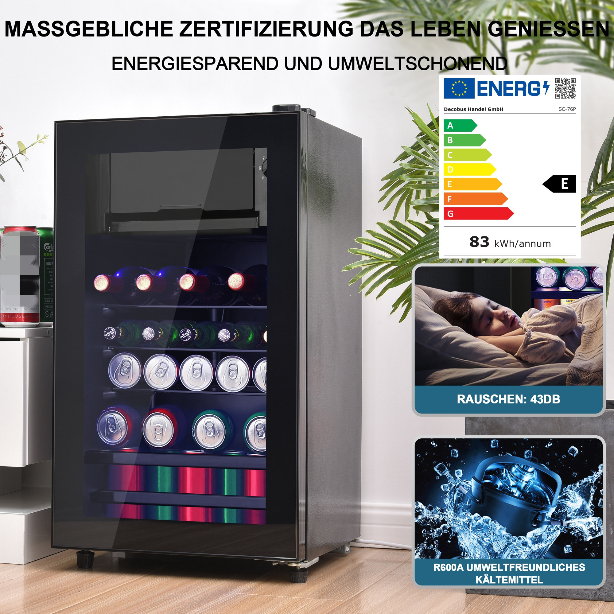Ein schwarzer Kühlschrank mit Glastür, gefüllt mit Getränken und einem Energielabel. Im Hintergrund ist eine Palme.