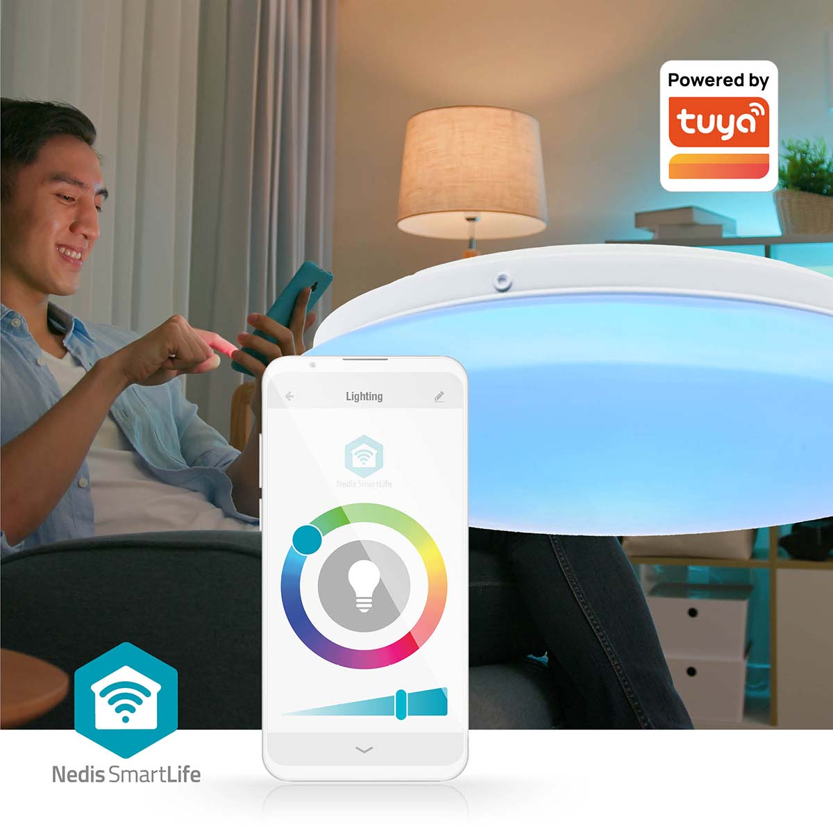 Uomo con telefono, interagisce con l'app Nedis SmartLife. È visibile una luce da soffitto.