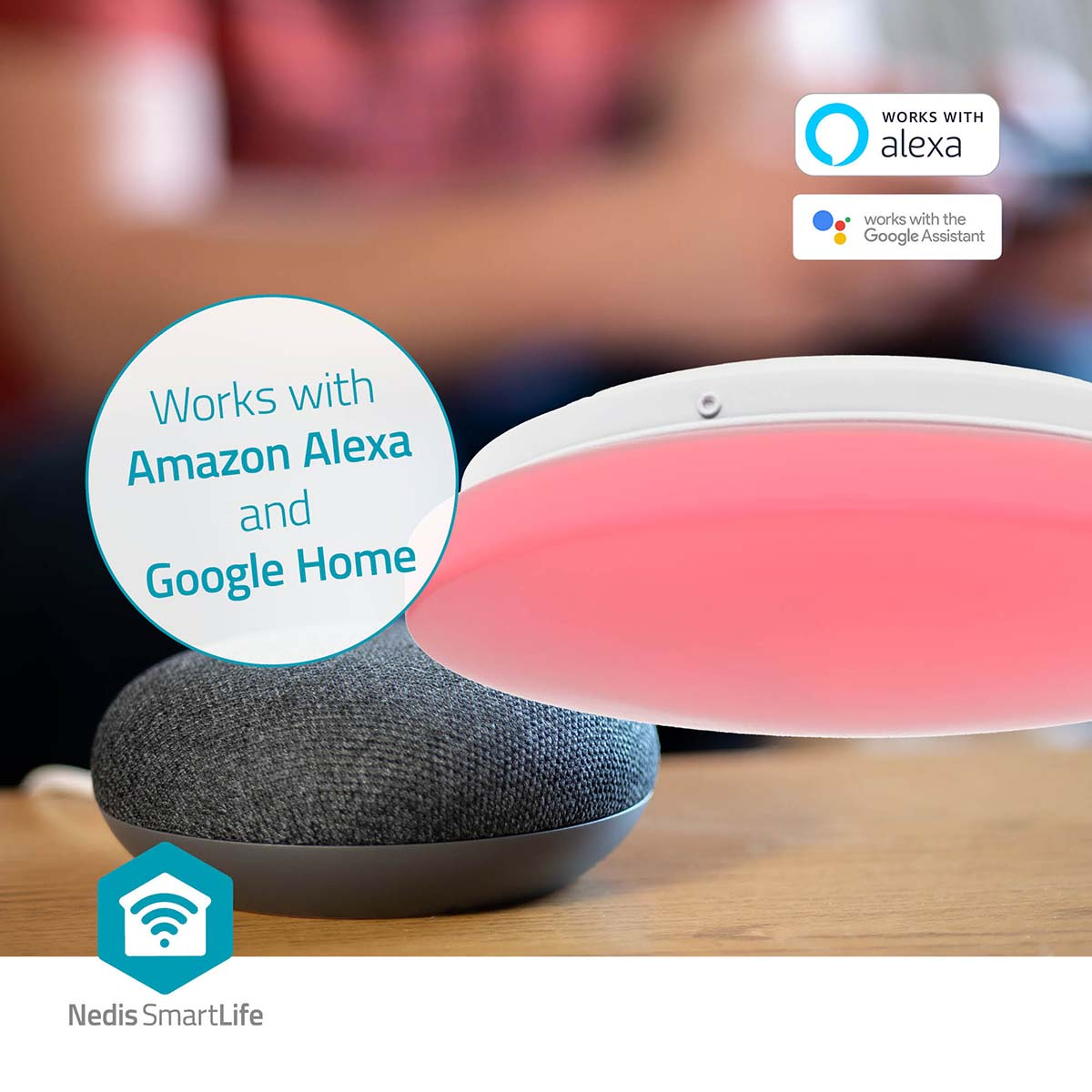 Altoparlante smart home con luce rosa e testo Alexa e Google Home.