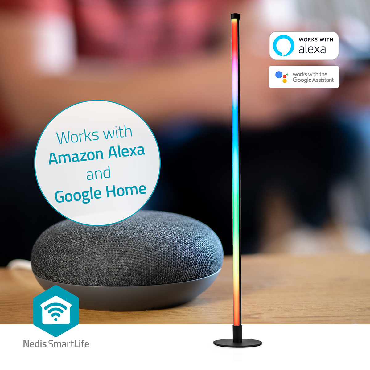 Lumière haute changeant de couleur. Un haut-parleur intelligent est à côté. Fonctionne avec Alexa et Google Home.