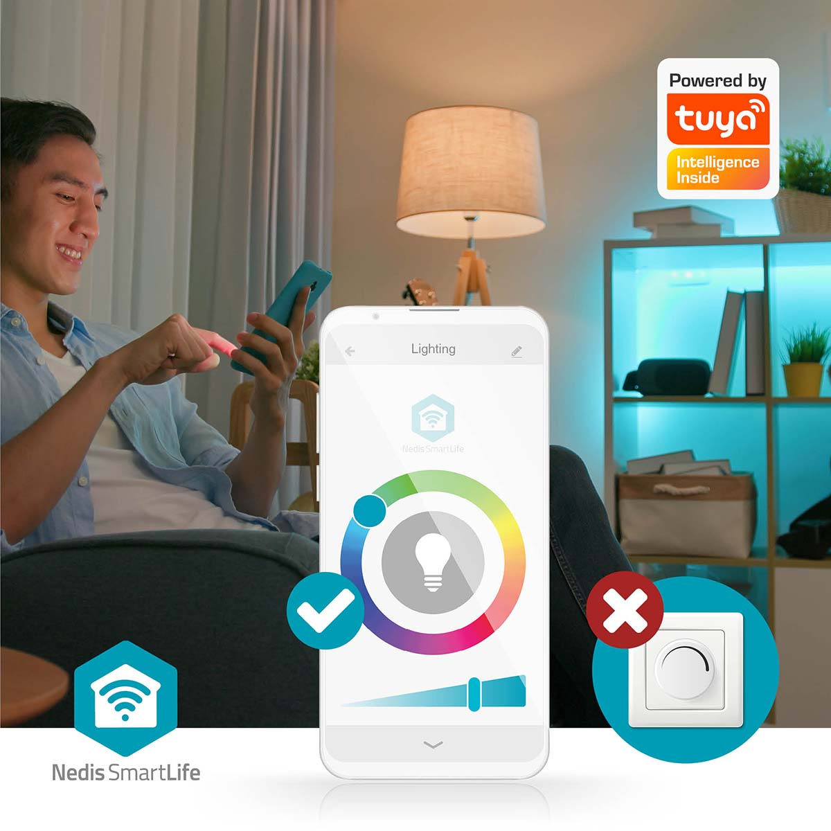 Homme utilisant un smartphone pour contrôler une lumière domotique avec un interrupteur mural blanc.