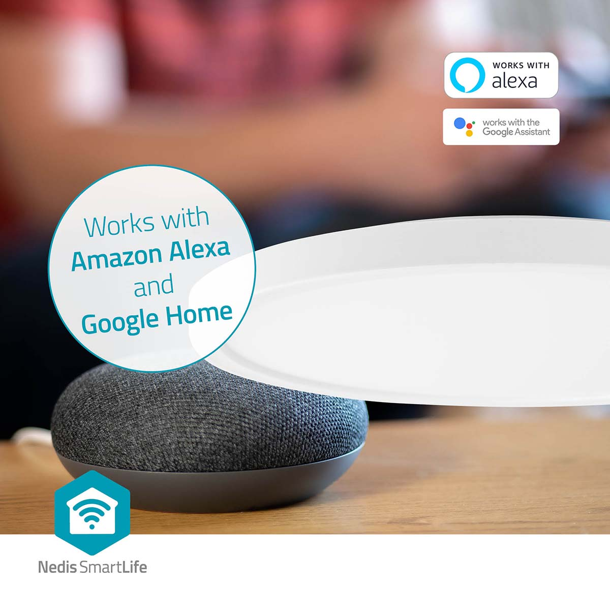 Haut-parleur intelligent et une assiette blanche. Fonctionne avec Amazon Alexa et Google Home.