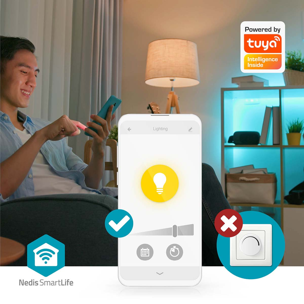 Hombre usando teléfono para controlar la iluminación inteligente. El teléfono muestra un icono de bombilla.