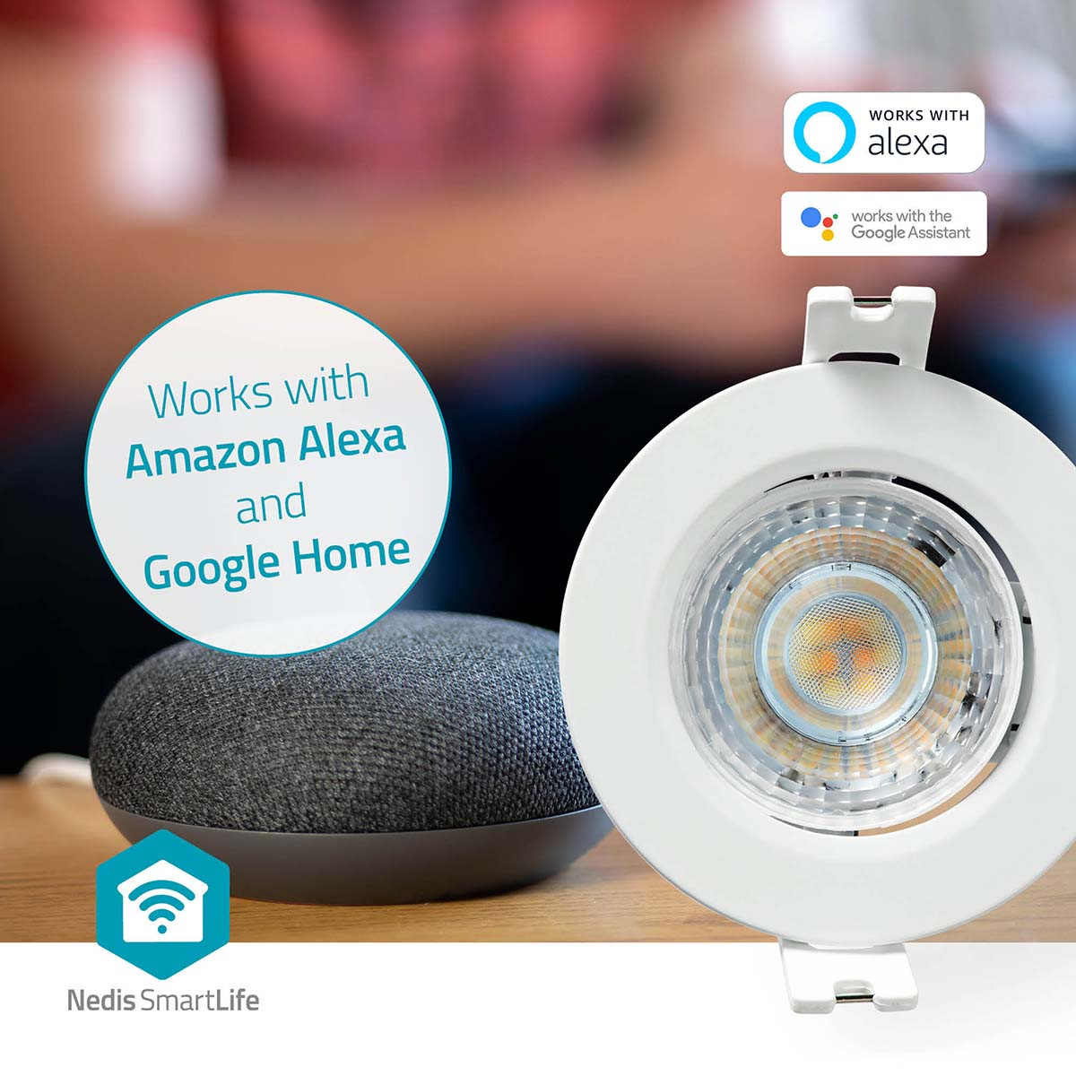 Dispositivo de hogar inteligente, luz empotrada y texto 'Works with Alexa and Google Home'.