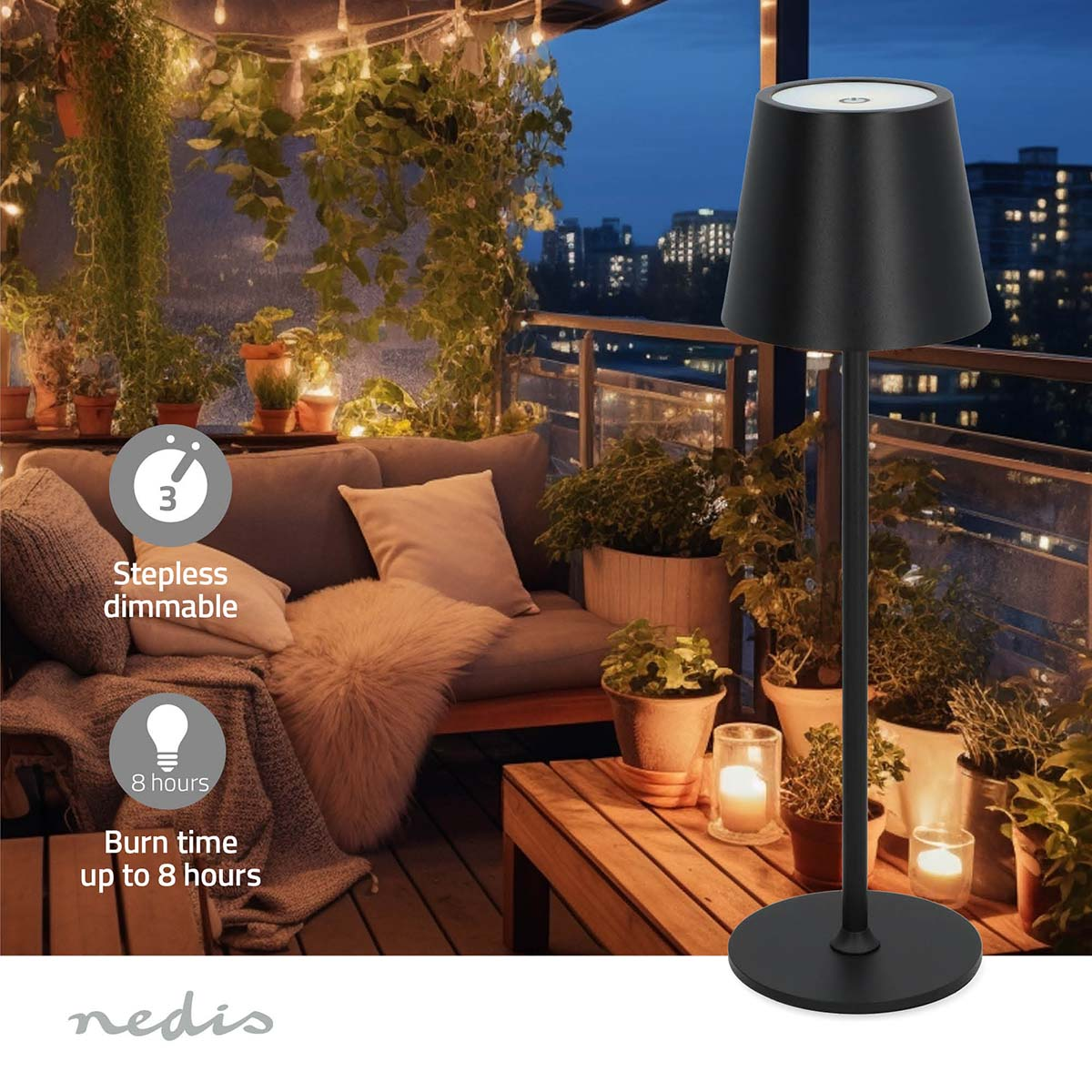 Lampe noire sur un balcon avec plantes et guirlandes lumineuses. Scène de nuit avec lumières de la ville.