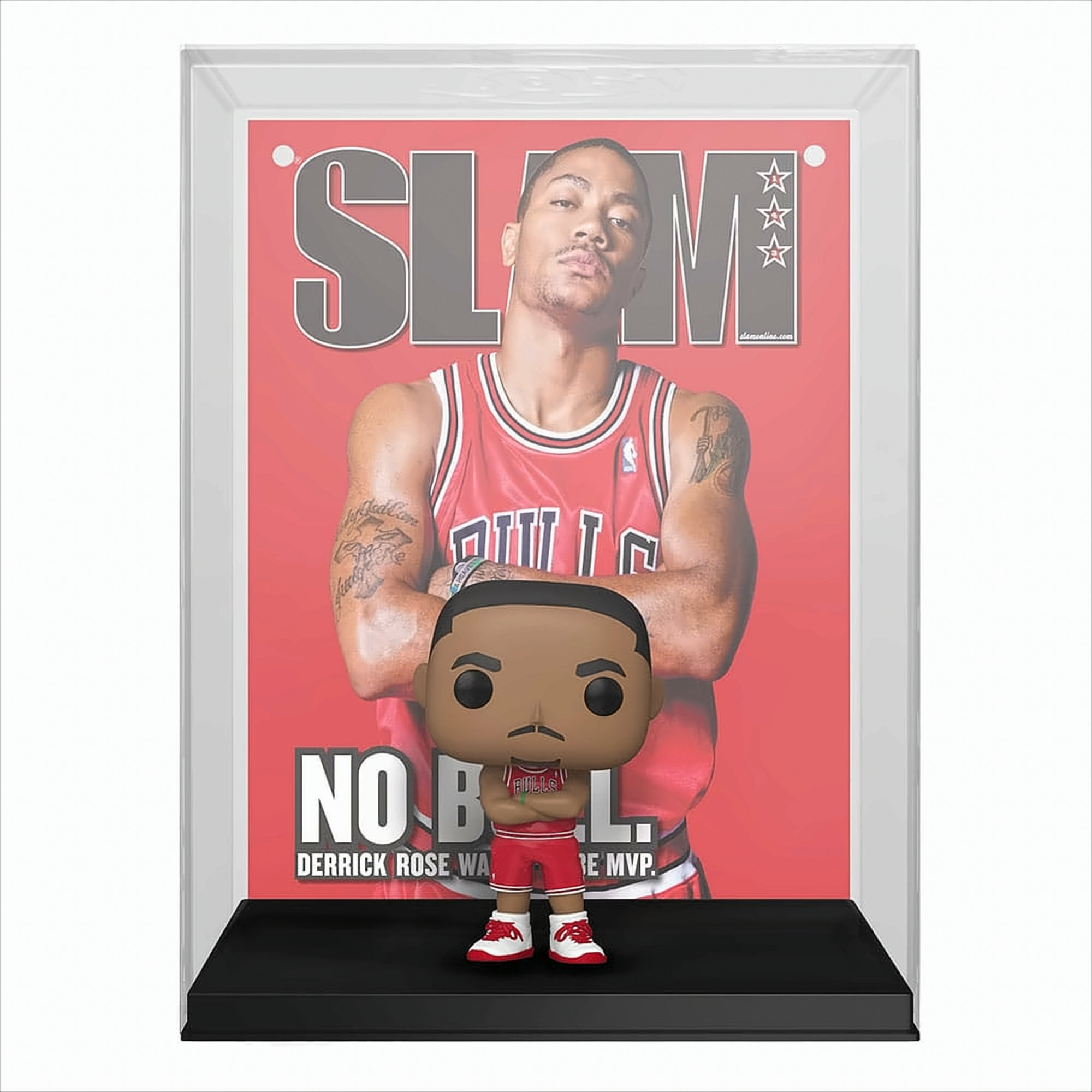 Figura Funko Pop de Derrick Rose expuesta frente a una portada de revista SLAM dentro de una vitrina transparente.