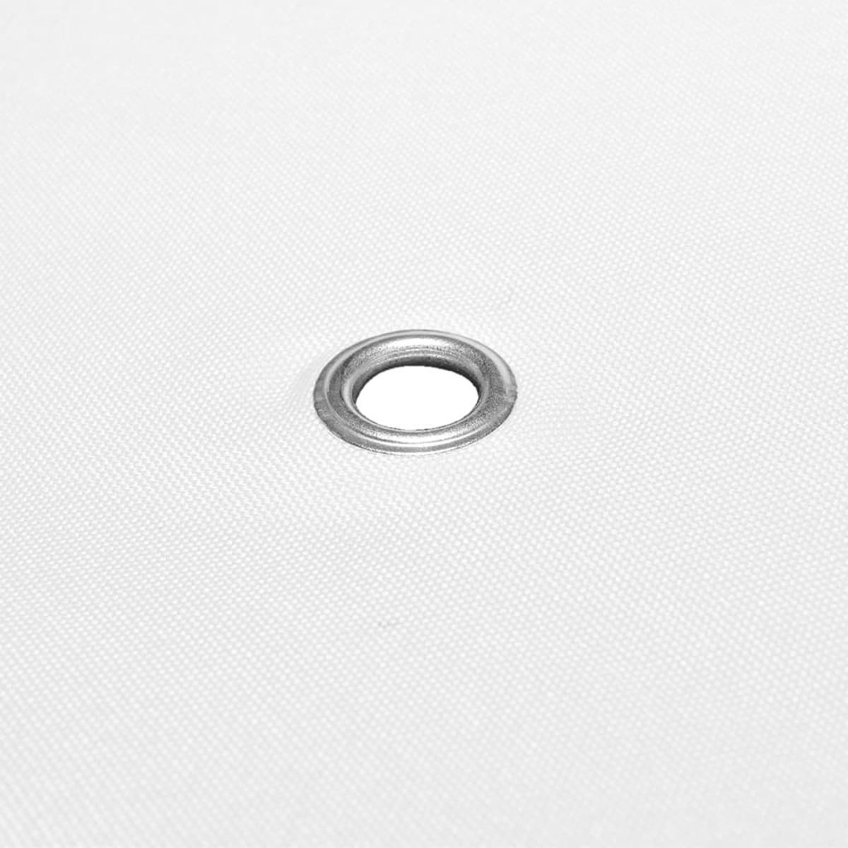 Primer plano de una tela blanca con una arandela metálica.