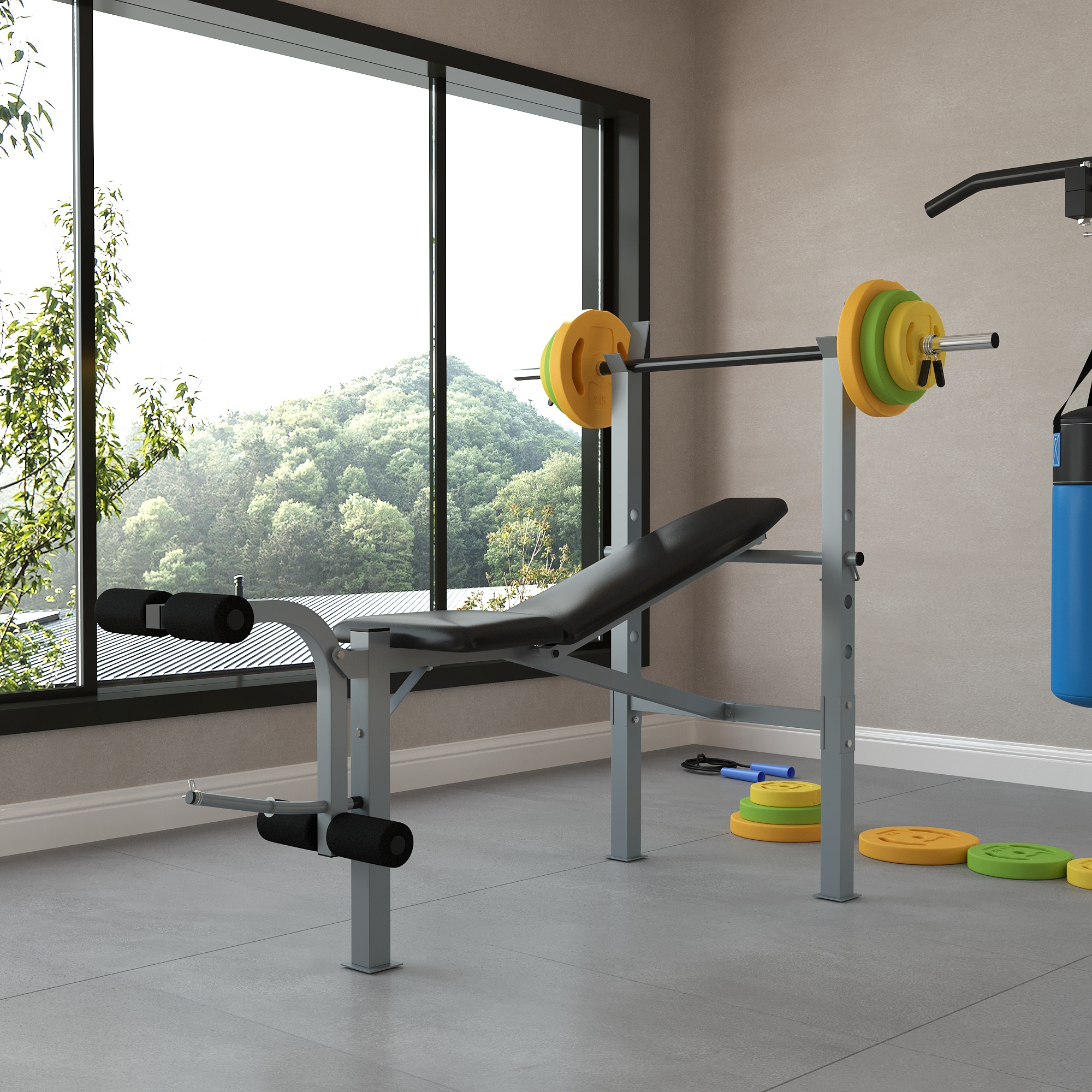 Interior de gimnasio con press de banca, pesas y una vista de árboles fuera de la ventana.