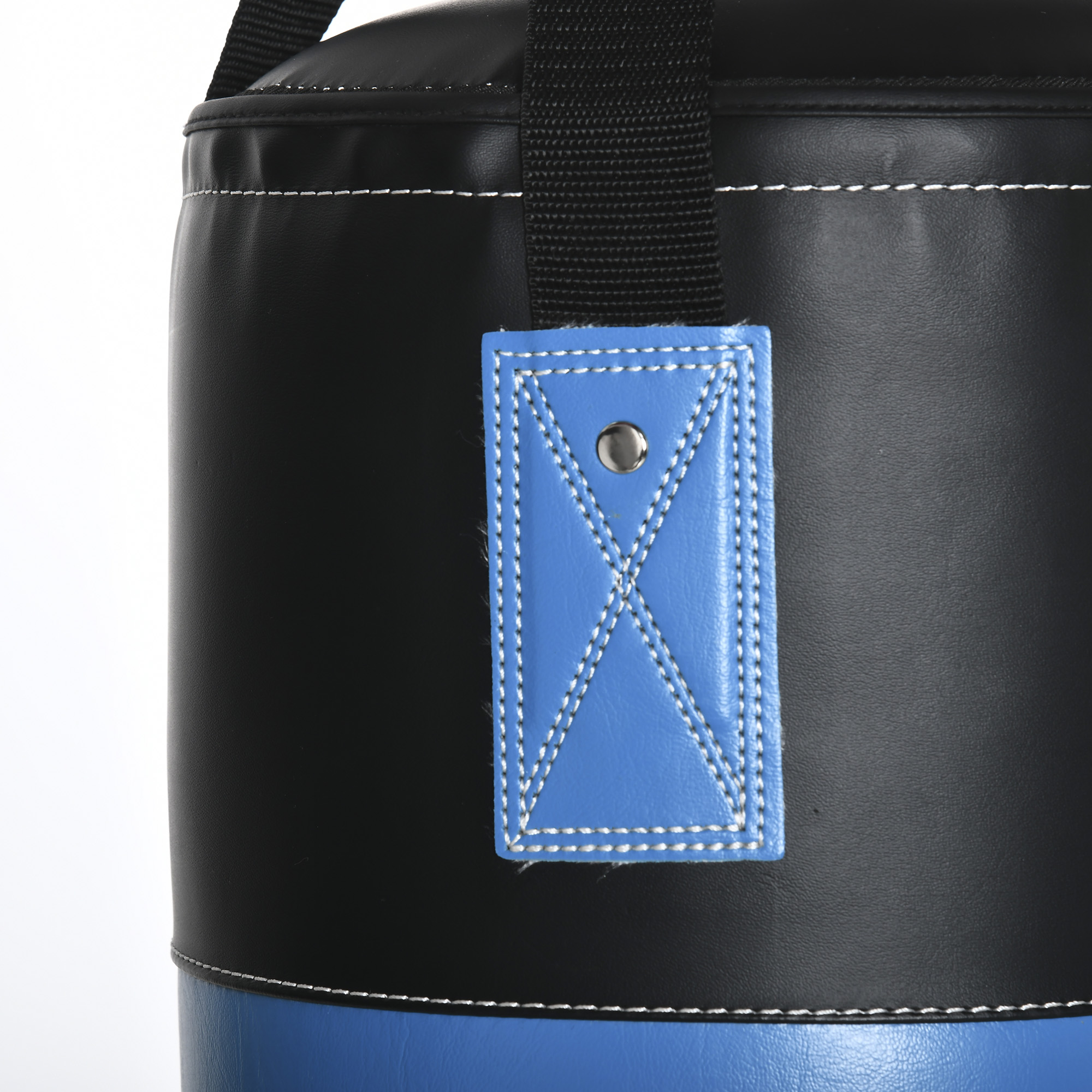 Saco de boxeo negro y azul, colgando con una etiqueta azul cosida.