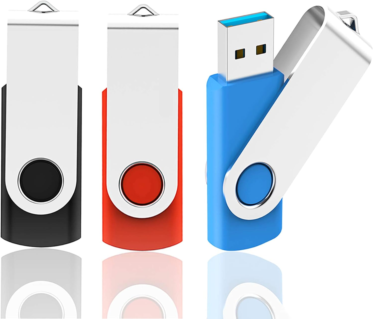 Drei USB-Flash-Laufwerke. Zwei mit Kappen, eins mit drehbarer Metallabdeckung. Verschiedene Farben.