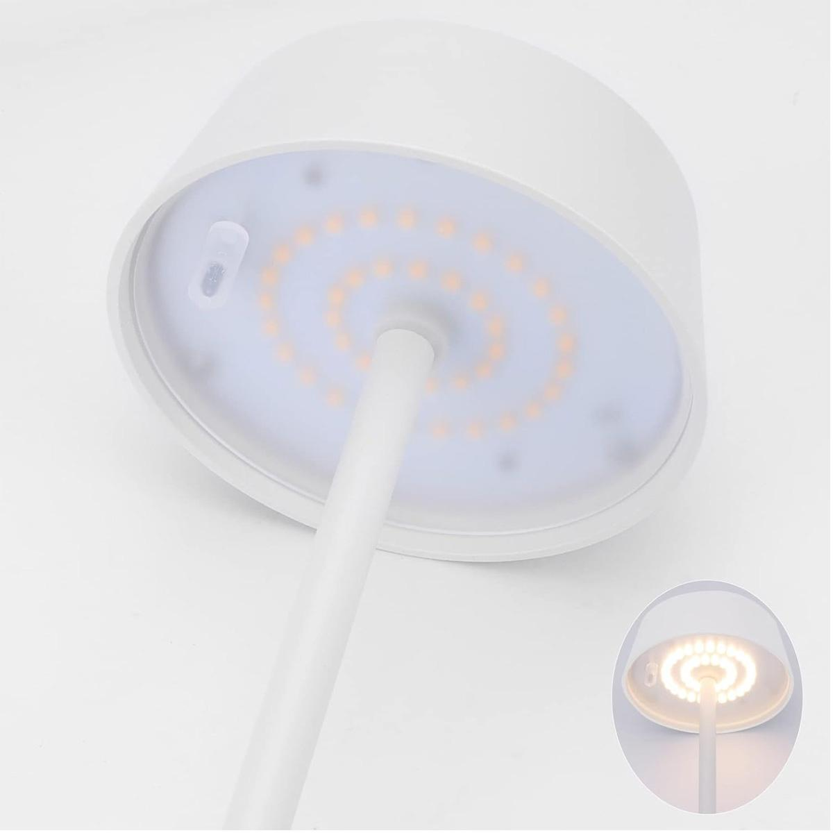 Weiße Schreibtischlampe mit einer kreisförmigen Anordnung warmer LED-Leuchten.