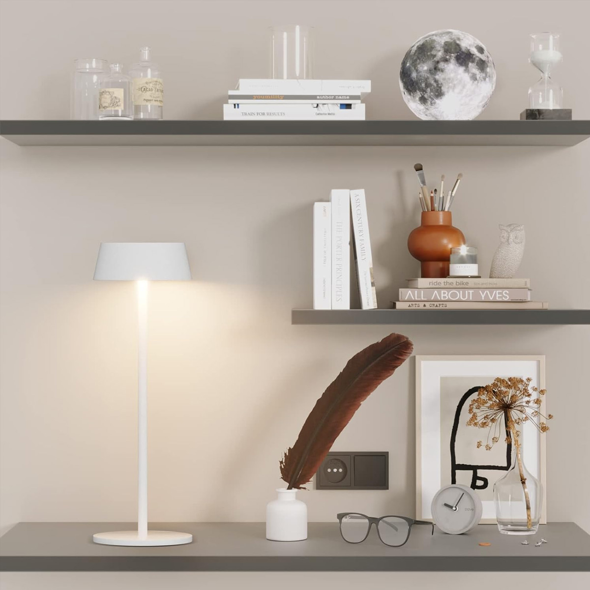Eine Lampe und Objekte auf Regalen. Die Lampe ist an, Regale haben Bücher, Deko und eine Uhr.
