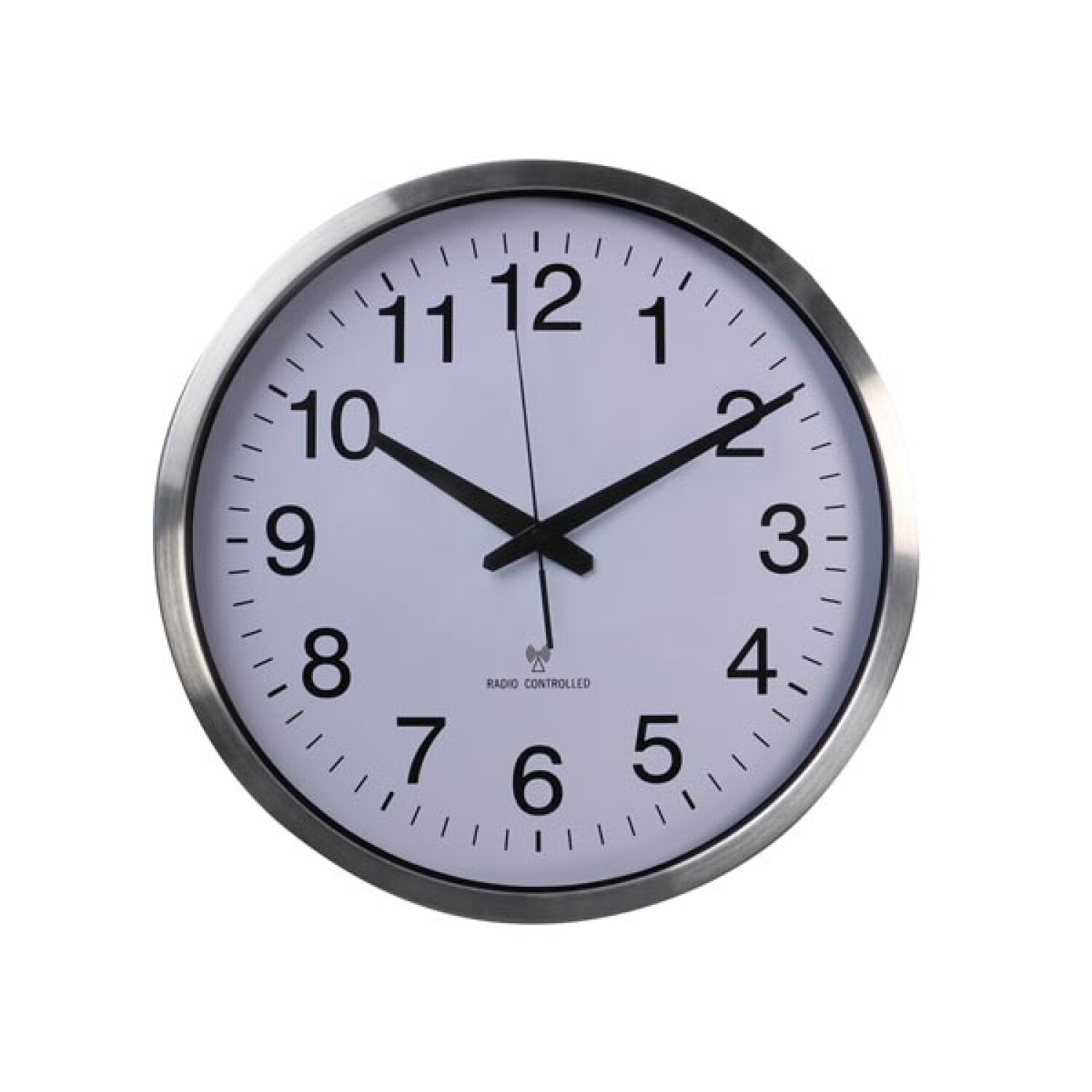 Reloj de pared redondo plateado con números y manecillas negras, a las 10:10.