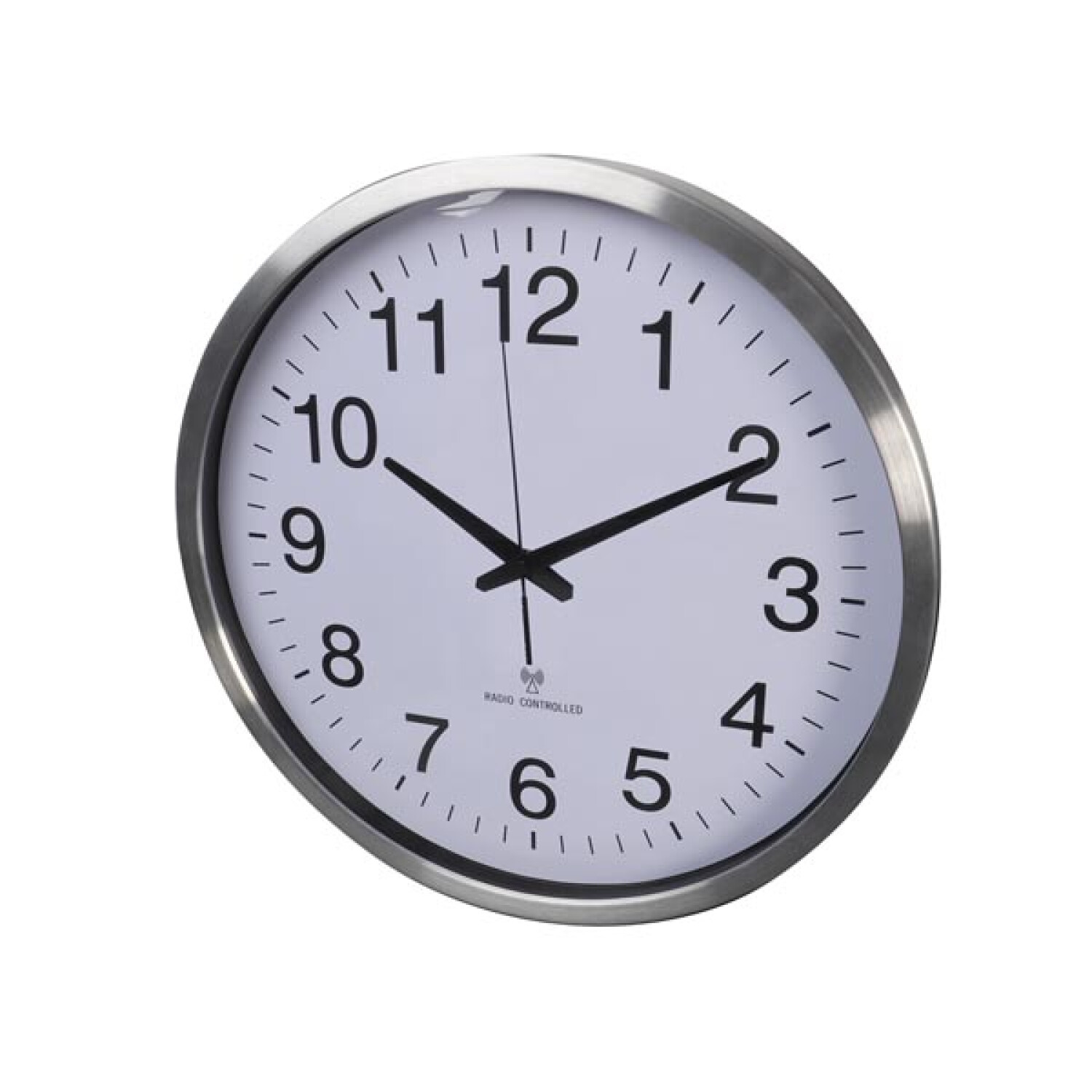 Reloj de pared redondo plateado con números y manecillas negras, a las 10:10.