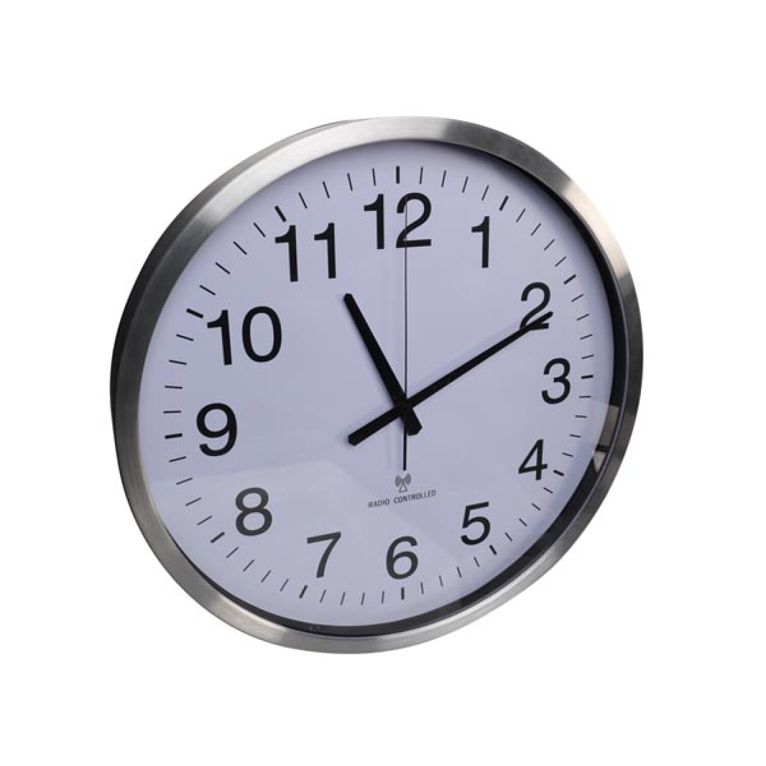 Reloj de pared redondo plateado con números y manecillas negras, a las 10:10.