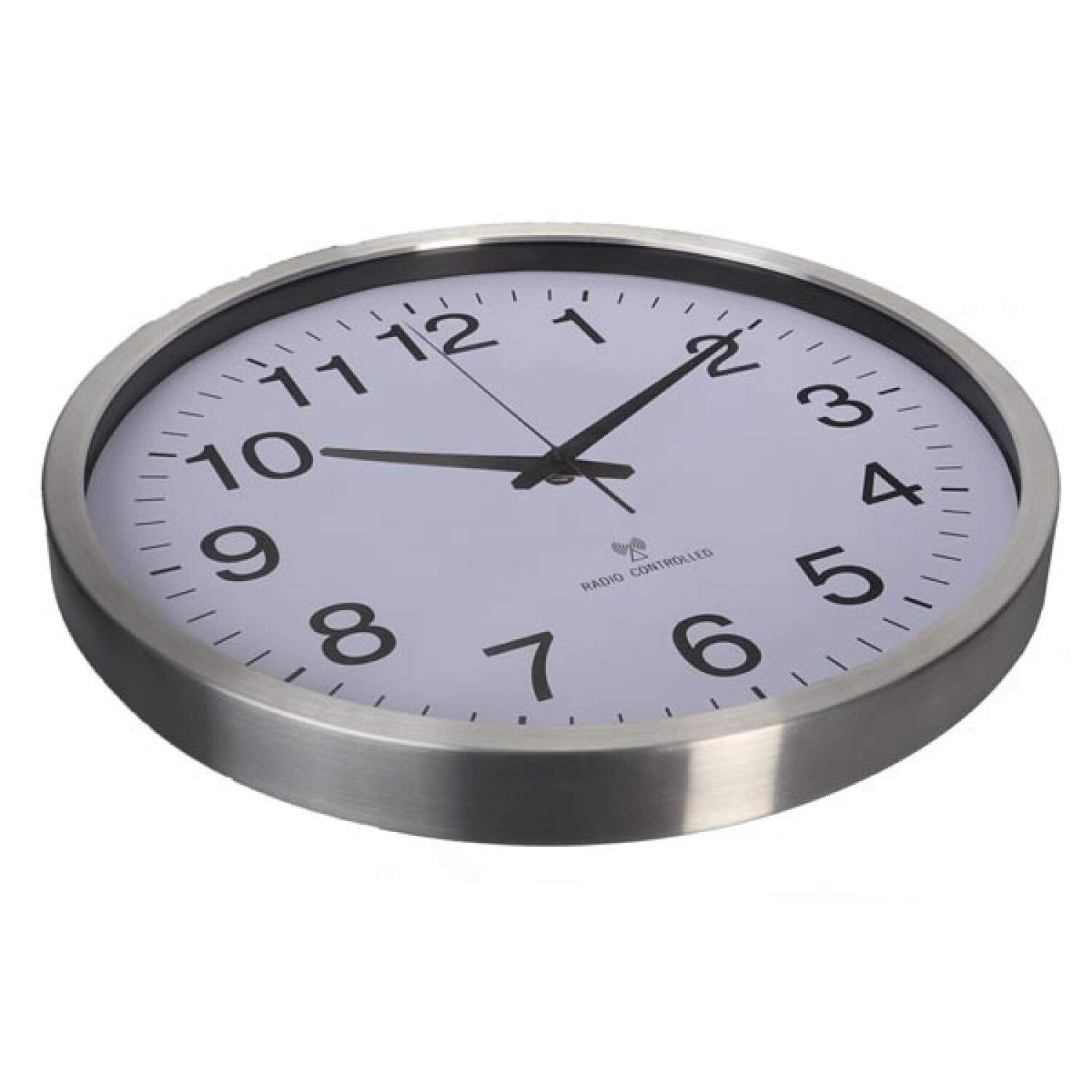 Reloj de pared redondo plateado con números y manecillas negras, a las 10:10.