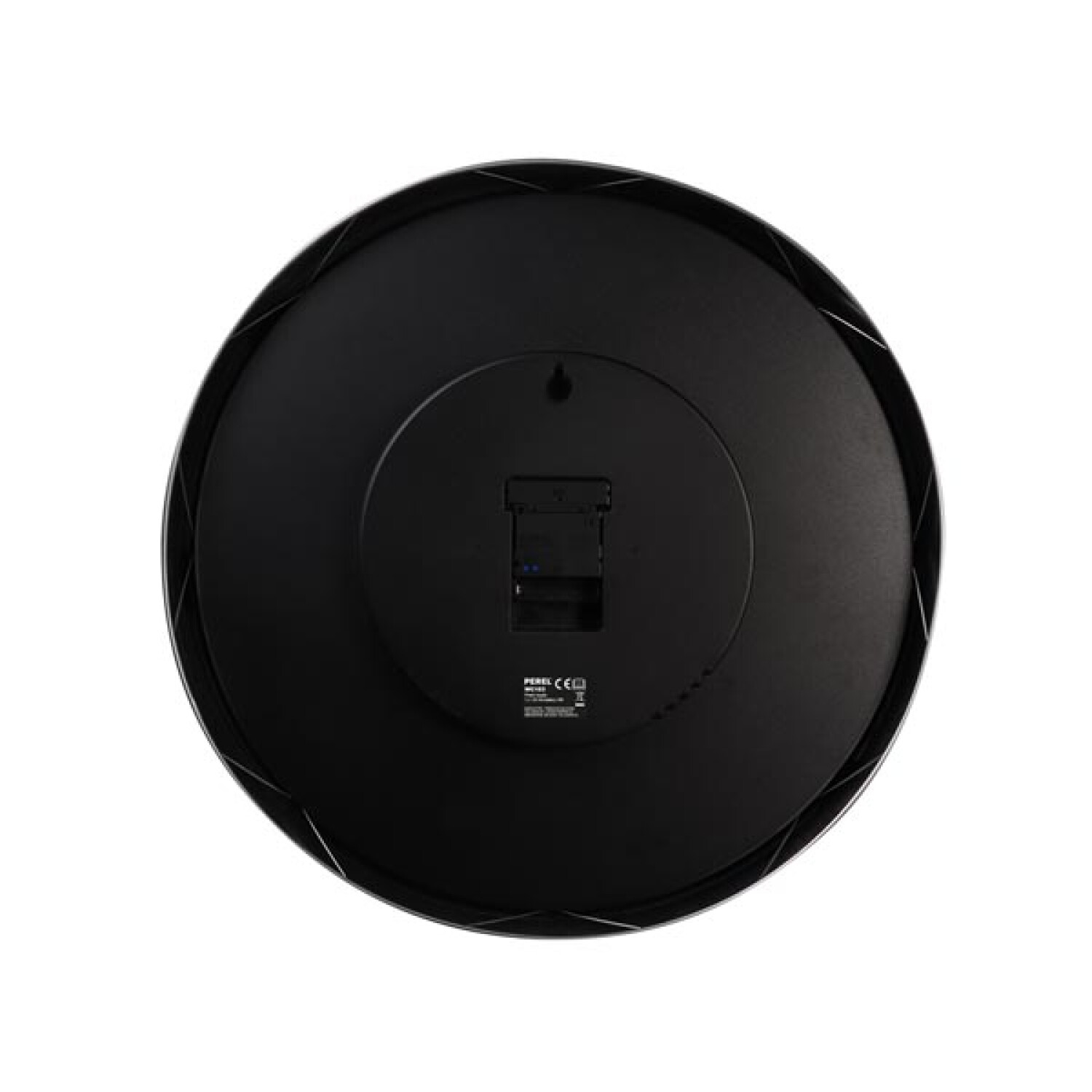 La parte trasera de un reloj redondo negro. Tiene un mecanismo de reloj e información de la marca.