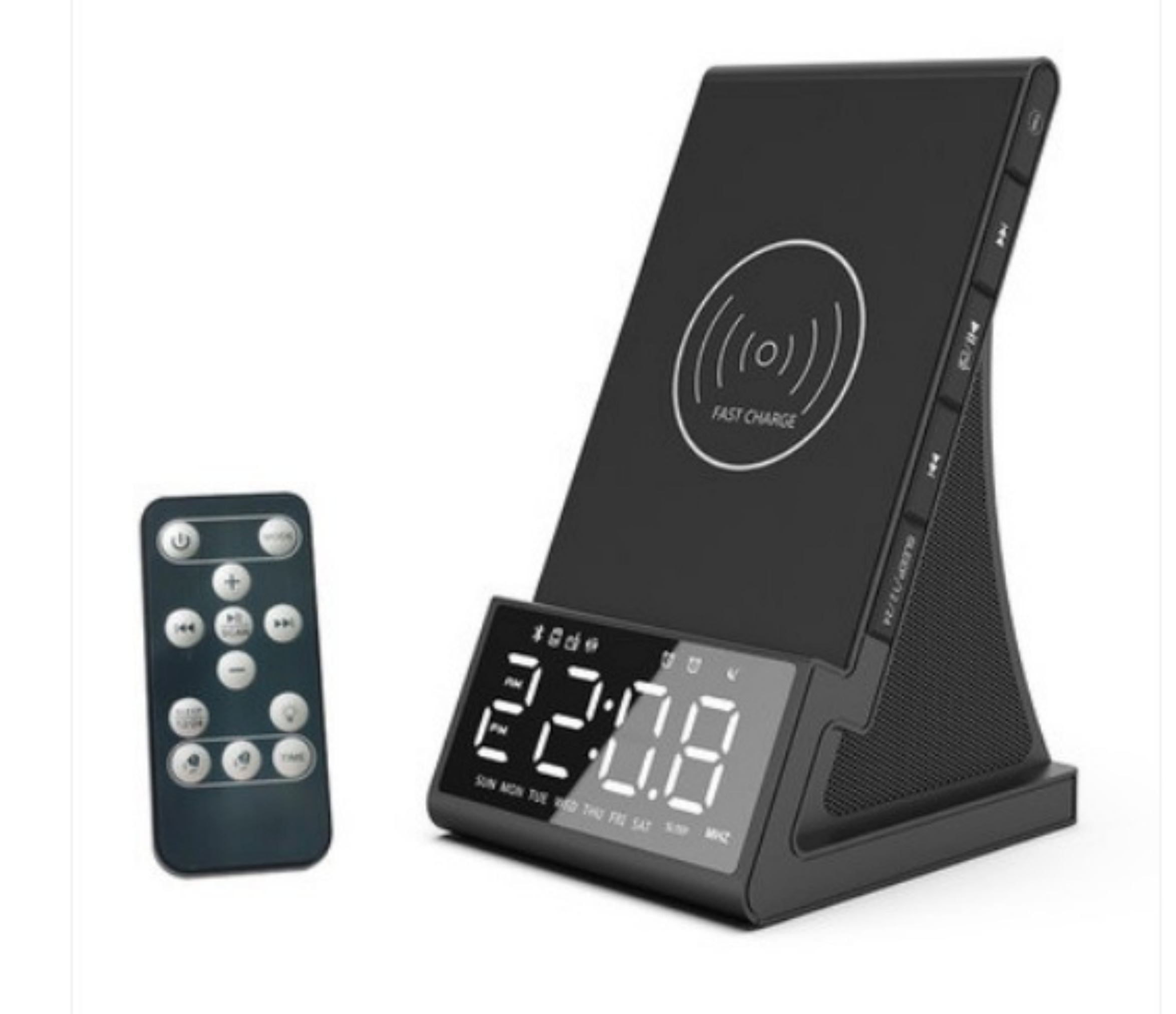 Ein schwarzes Radiowecker mit Fernbedienung. Die Uhr hat eine digitale Anzeige und ein kabelloses Ladepad.