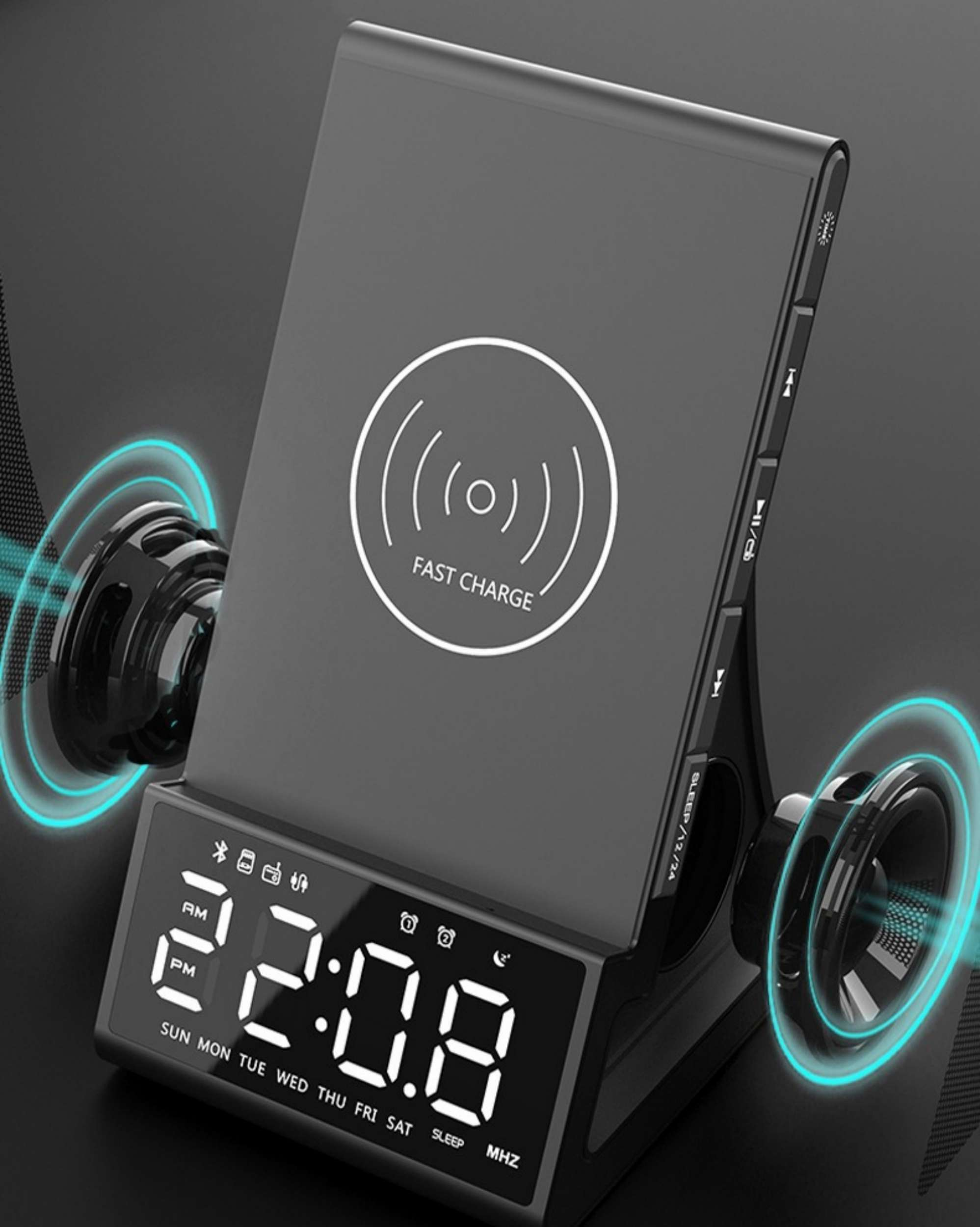 Schwarzer digitaler Wecker mit kabelloser Ladestation und zwei Lautsprechern.