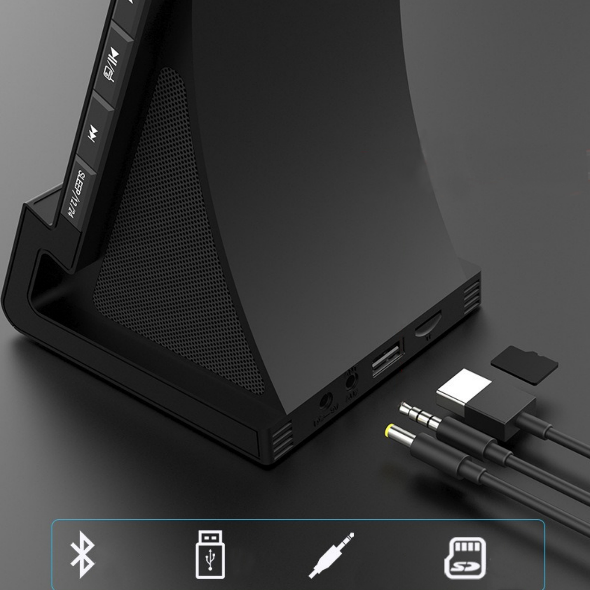 Schwarzer Lautsprecher mit verschiedenen Anschlüssen und Eingängen. Bluetooth, USB, SD.