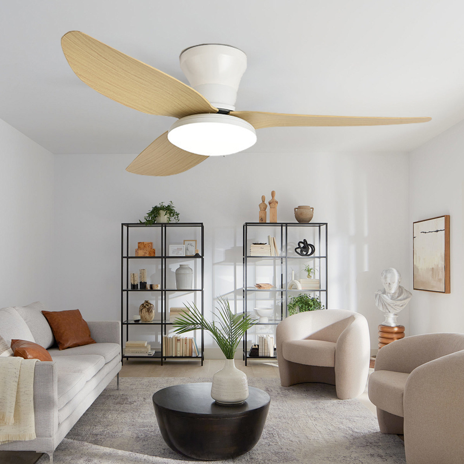 Deckenventilator in einem Wohnzimmer. Holzblätter, weißer Motor. Möbel, Pflanzen, neutrales Farbschema.