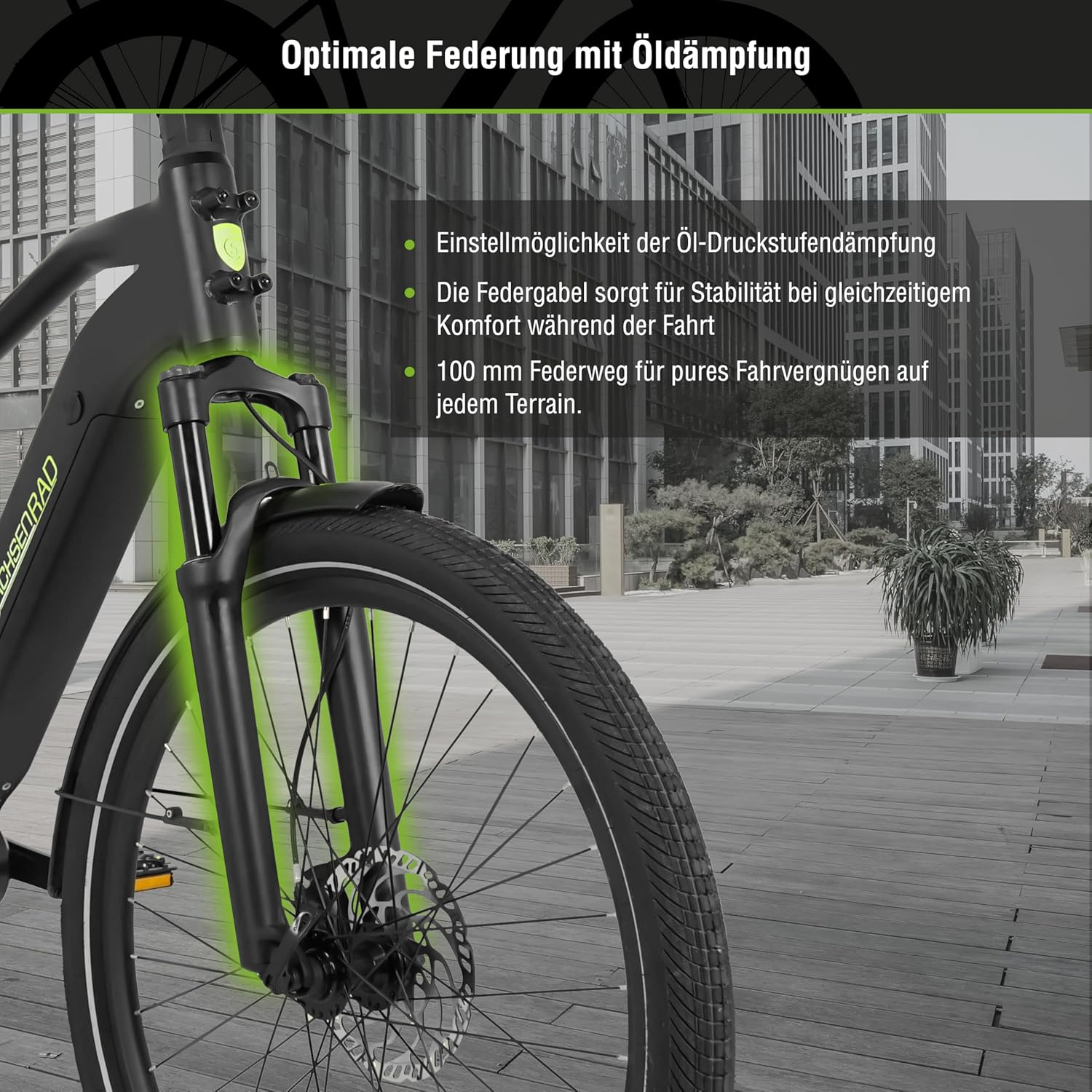 Schwarzes Fahrrad mit Vorderradaufhängung, unscharfer Straßenhintergrund.