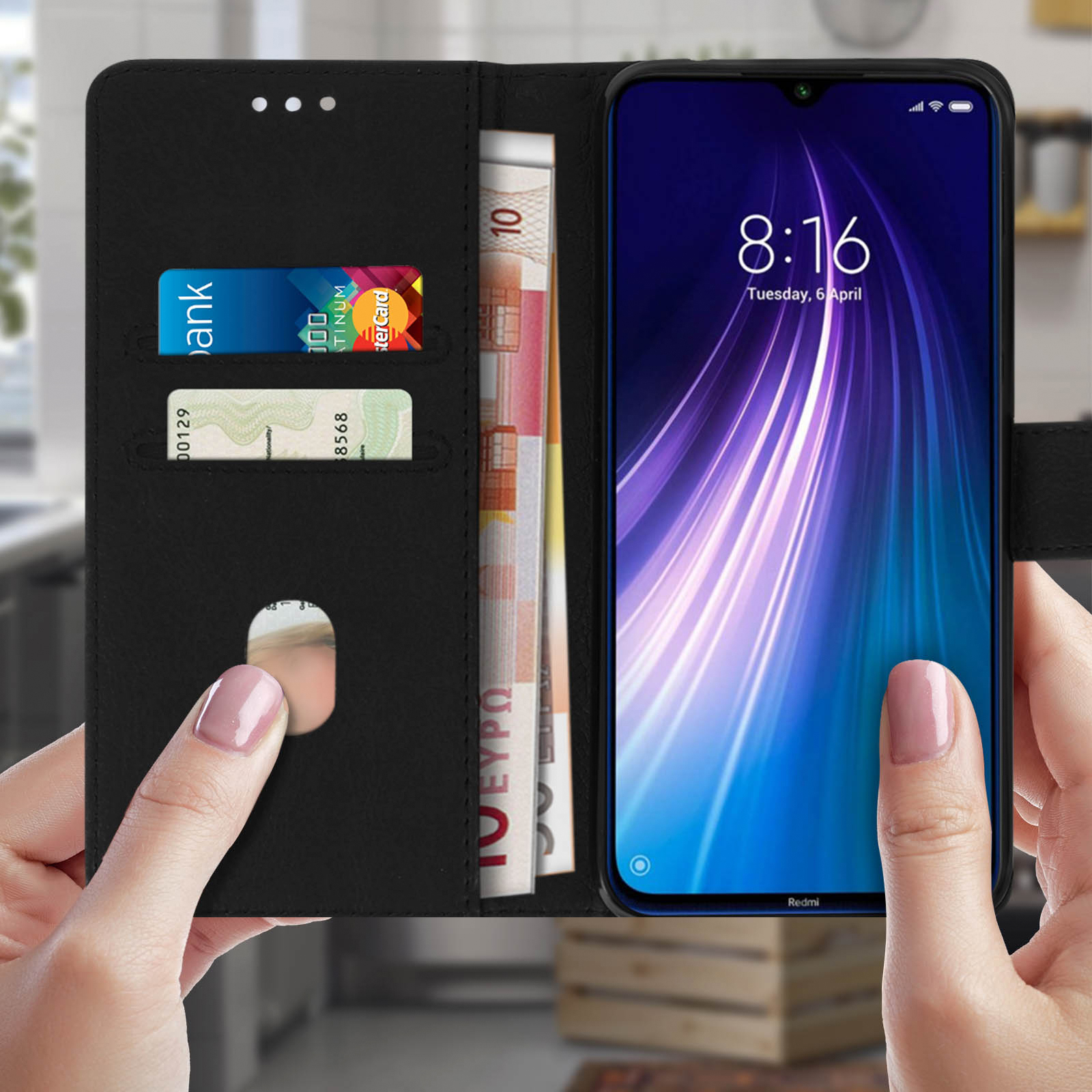 Mains tenant un étui de téléphone, ouvert pour montrer un téléphone, de l'argent et des cartes de crédit.