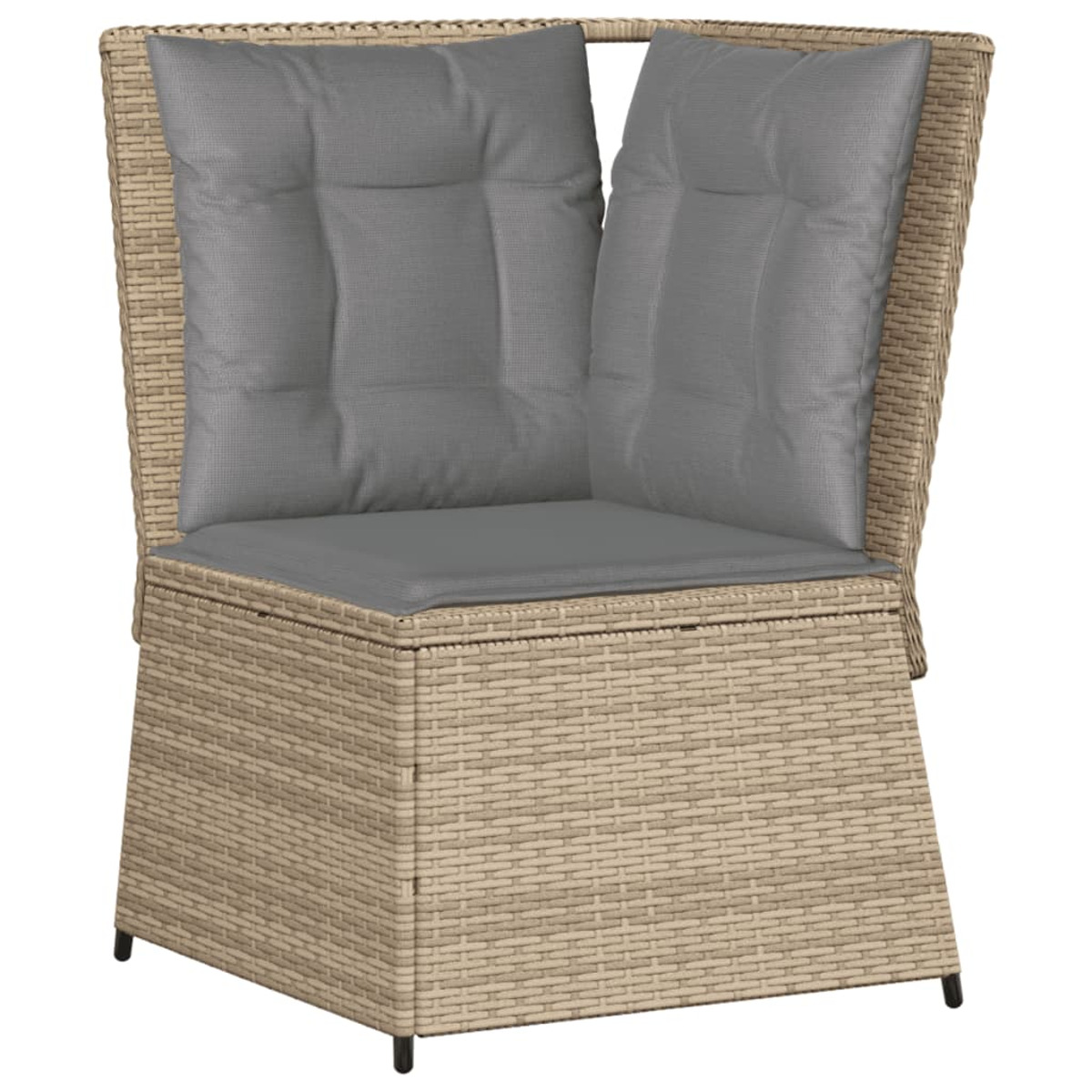 Ein Eckstuhl im Rattan-Stil mit grauen Kissen.