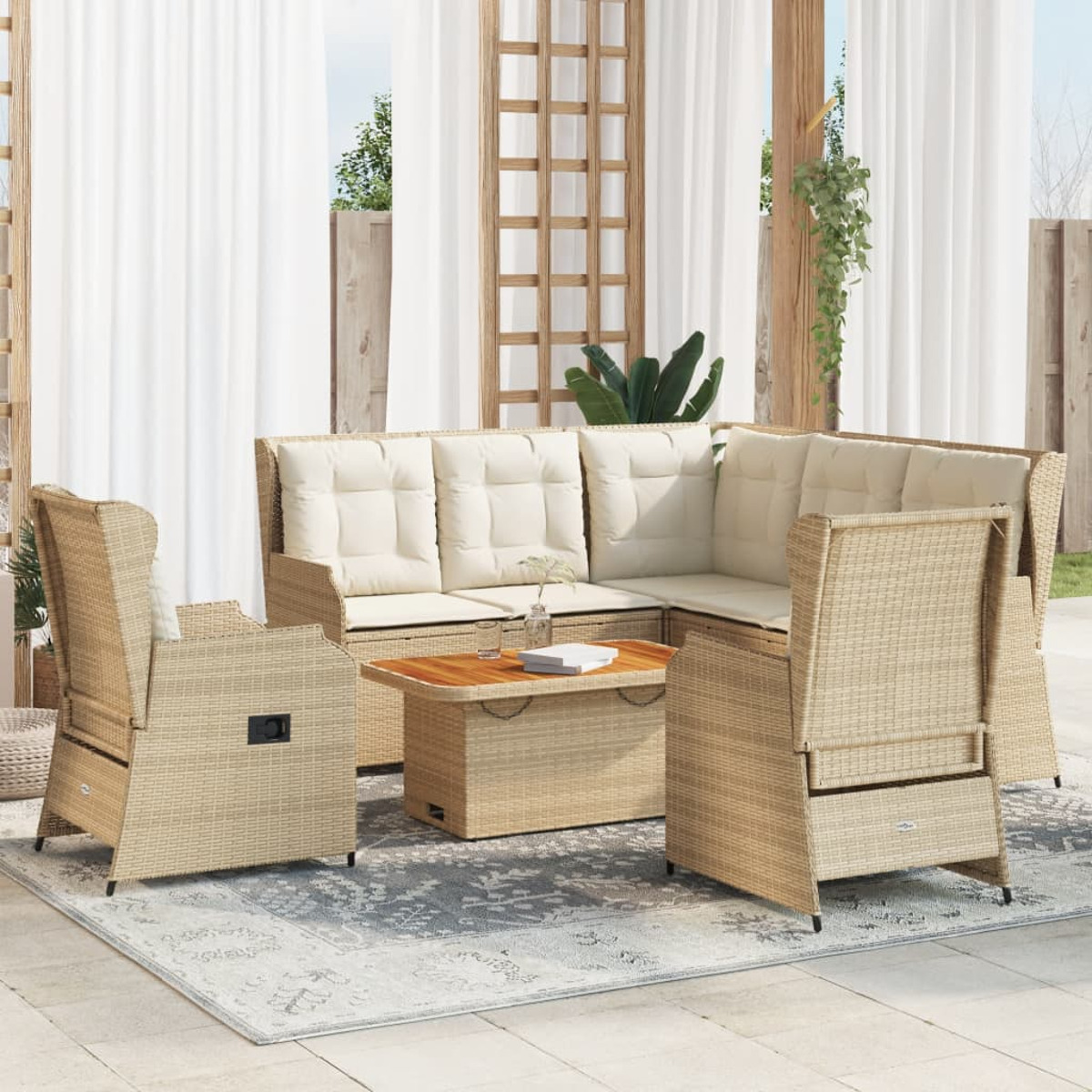 Gartenmöbel-Set. Beige Korbsessel, Stühle und Tisch mit hellem Hintergrund.