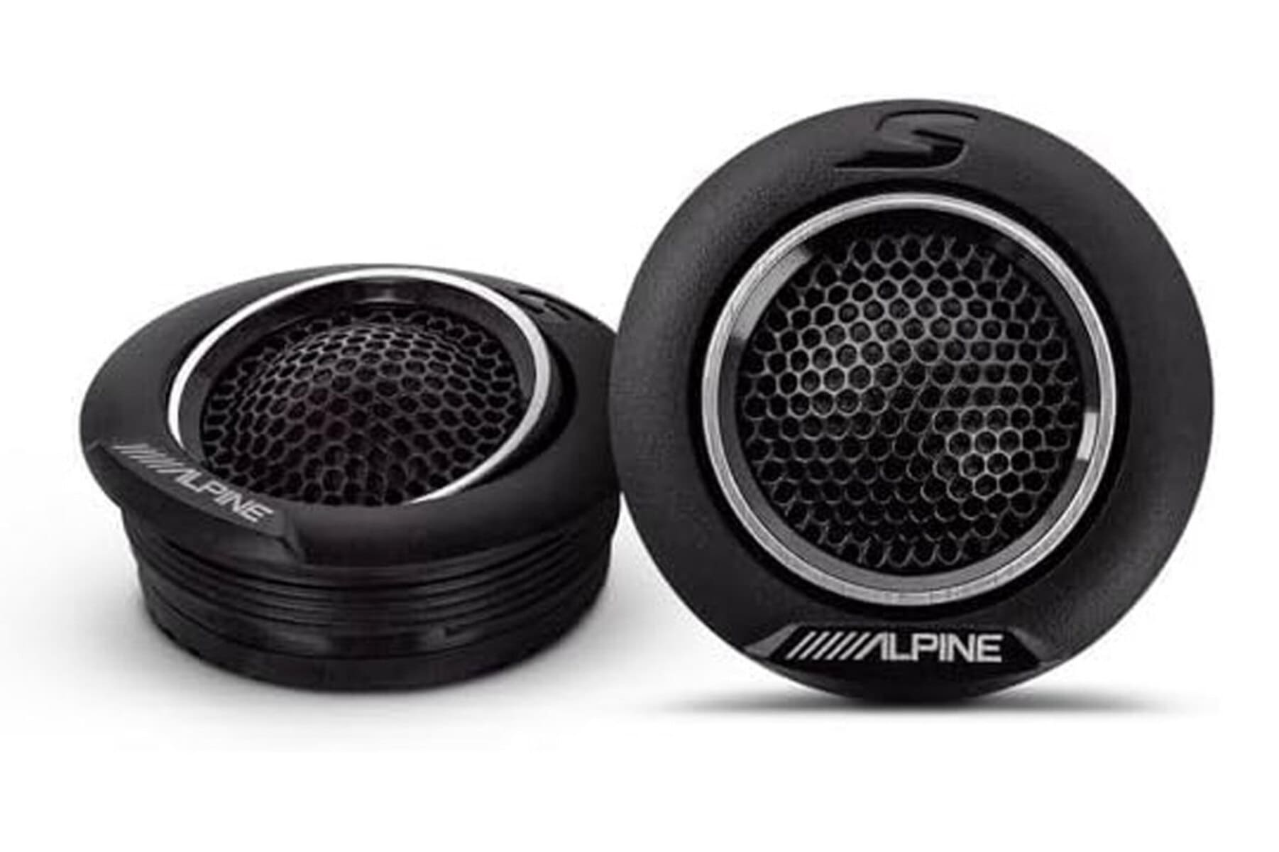 Zwei schwarze Autolautsprecher. Jeder hat eine Mesh-Mitte und das Alpine-Logo.