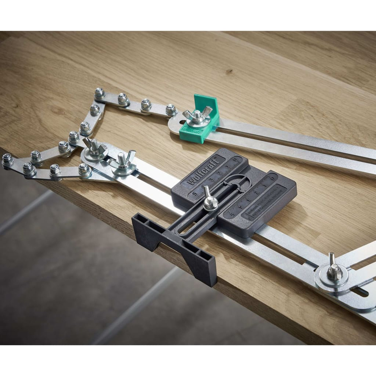Due strumenti di misurazione in metallo su una superficie di legno. Uno è verde, l'altro nero.