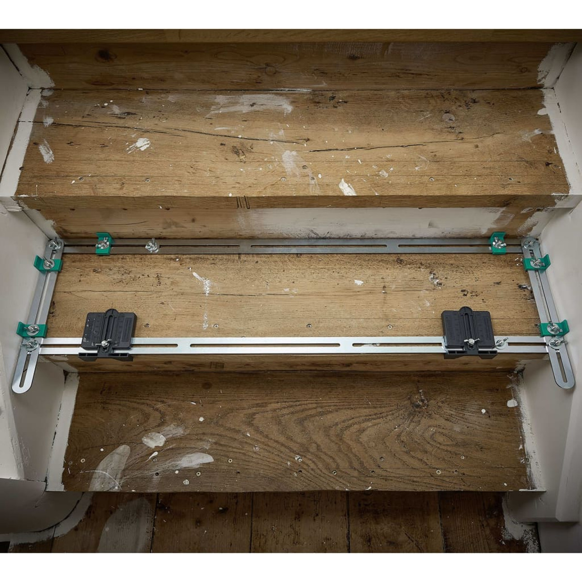 Scala in legno con supporti metallici installati sui gradini.