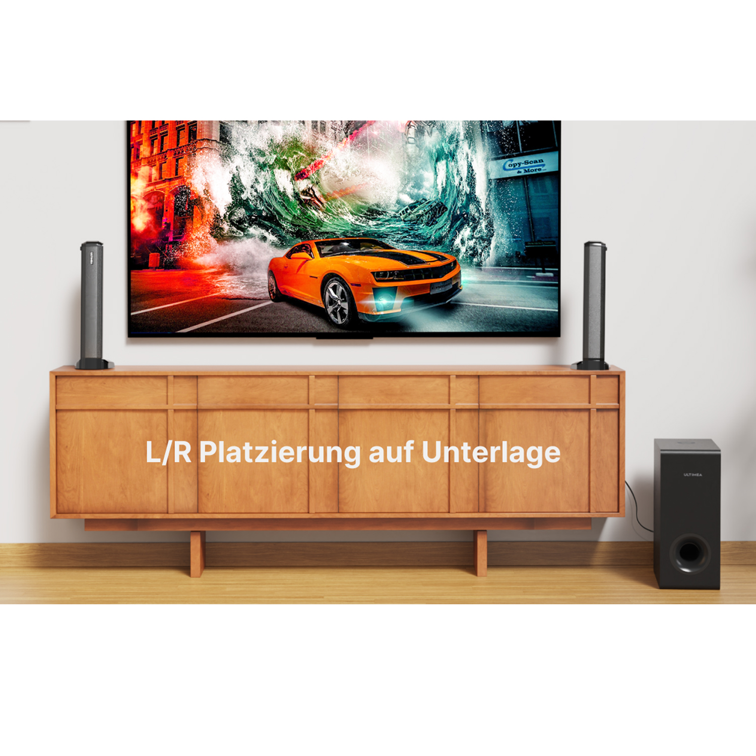 Ein Fernseher auf einem Holzständer mit Lautsprechern und Subwoofer, zeigt eine Autoszene.