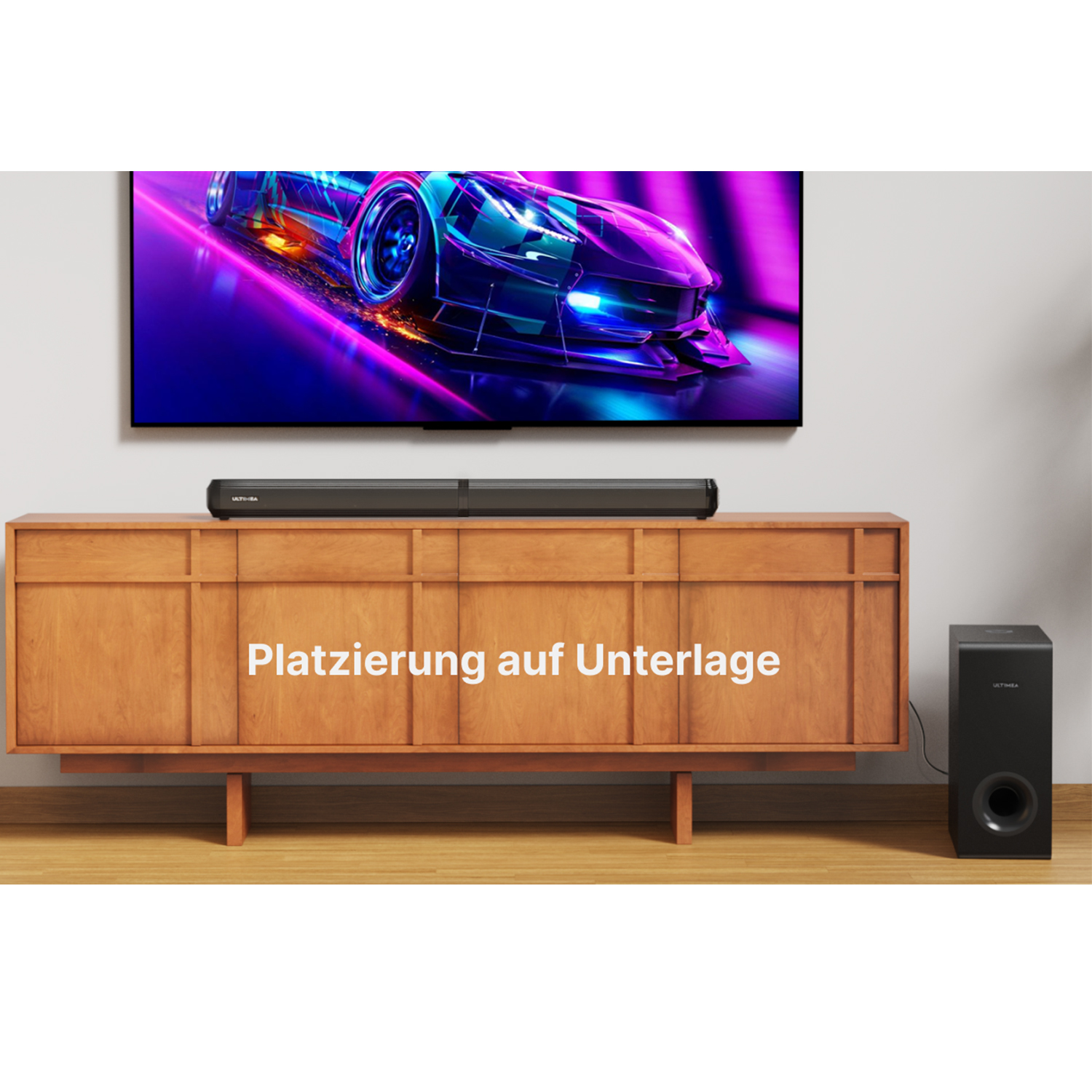 TV-Bildschirm mit lebendigem Auto, Soundbar auf Holzschrank und Subwoofer.