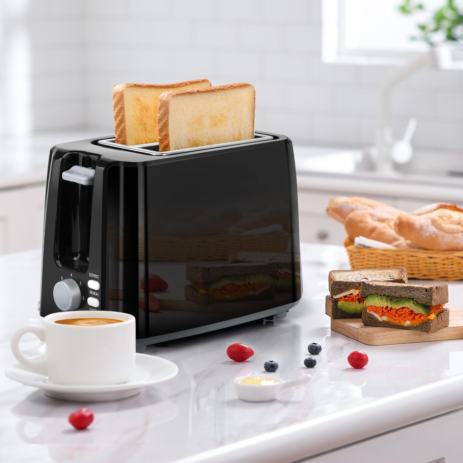 Tostapane nero con due fette di pane tostato. Ambiente cucina, la colazione è pronta.