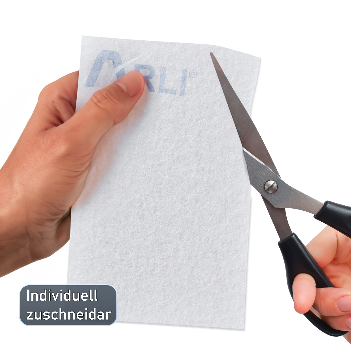 Hand schneidet weißes Papier mit einer Schere, das Papier hat ein Logo. Text: Individuell zuschneidbar.