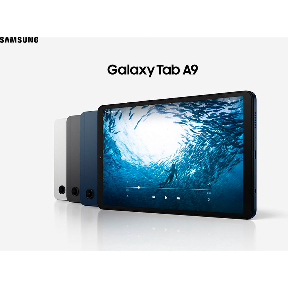 Un tablet Samsung Galaxy Tab A9 viene visualizzato con altri tablet su sfondo bianco.