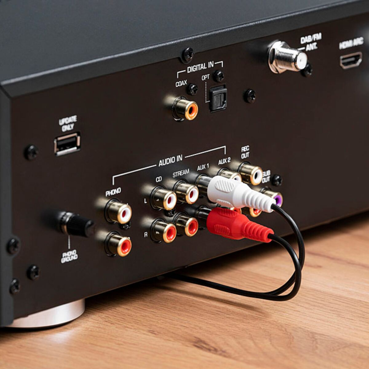 La parte posteriore di un ricevitore audio nero con connettori di ingresso/uscita.