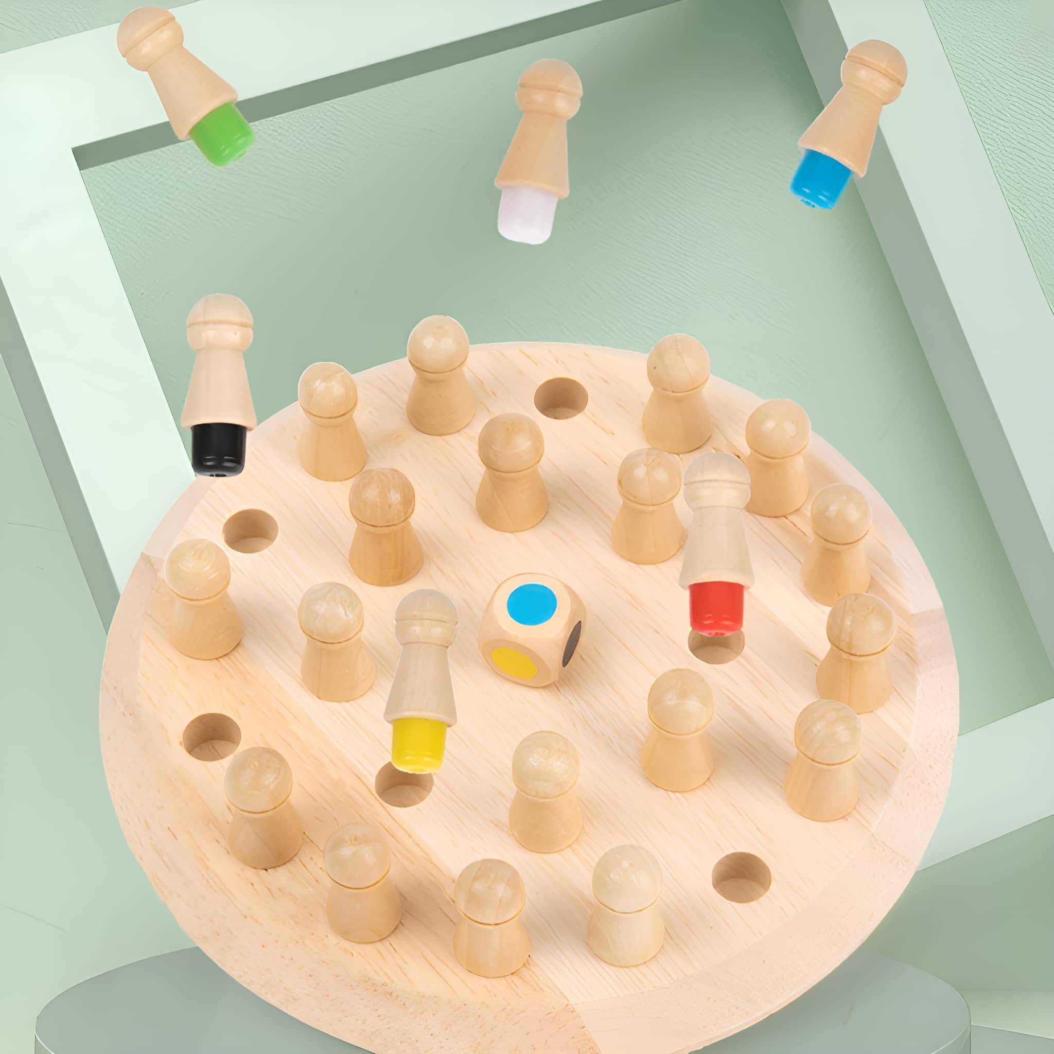 Holzspielbrett mit Holzfiguren und einem Würfel.