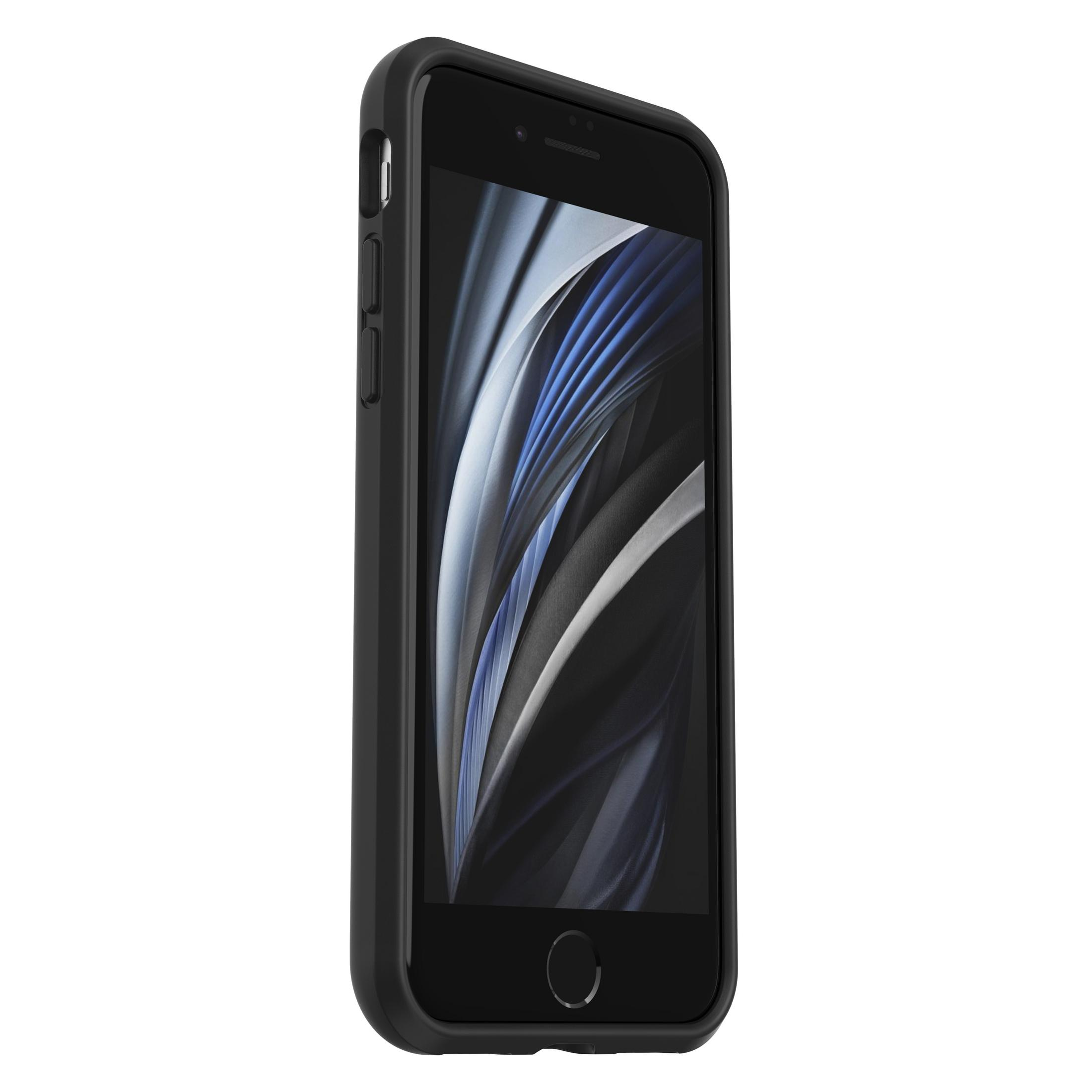 Téléphone noir dans un étui noir. L'écran est allumé.
