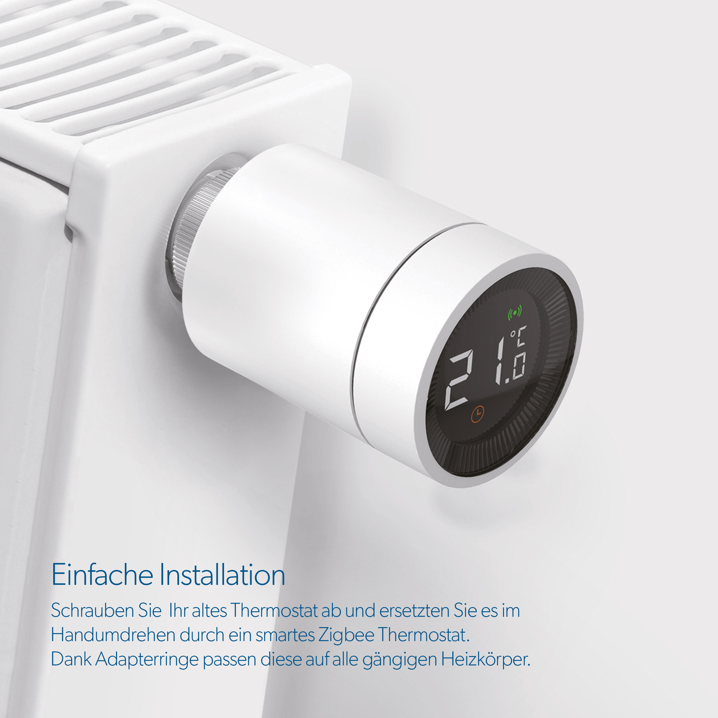 Ein weißer intelligenter Thermostat an einer weißen Wand, der die Temperatur anzeigt.