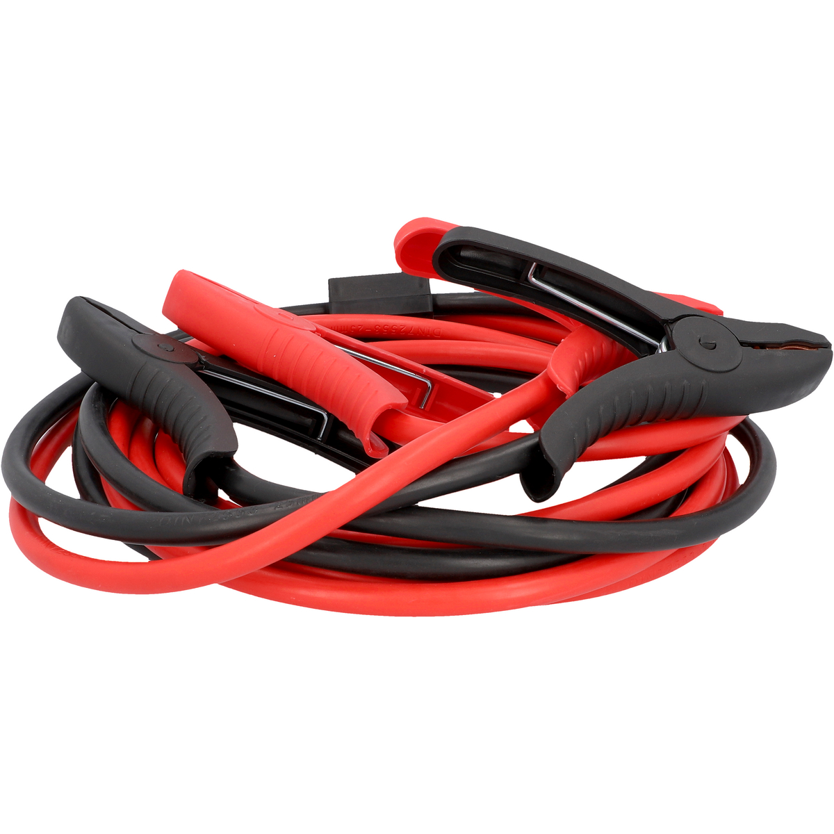 Rote und schwarze Starthilfekabel mit schwarzen Klemmen, auf weißem Grund.