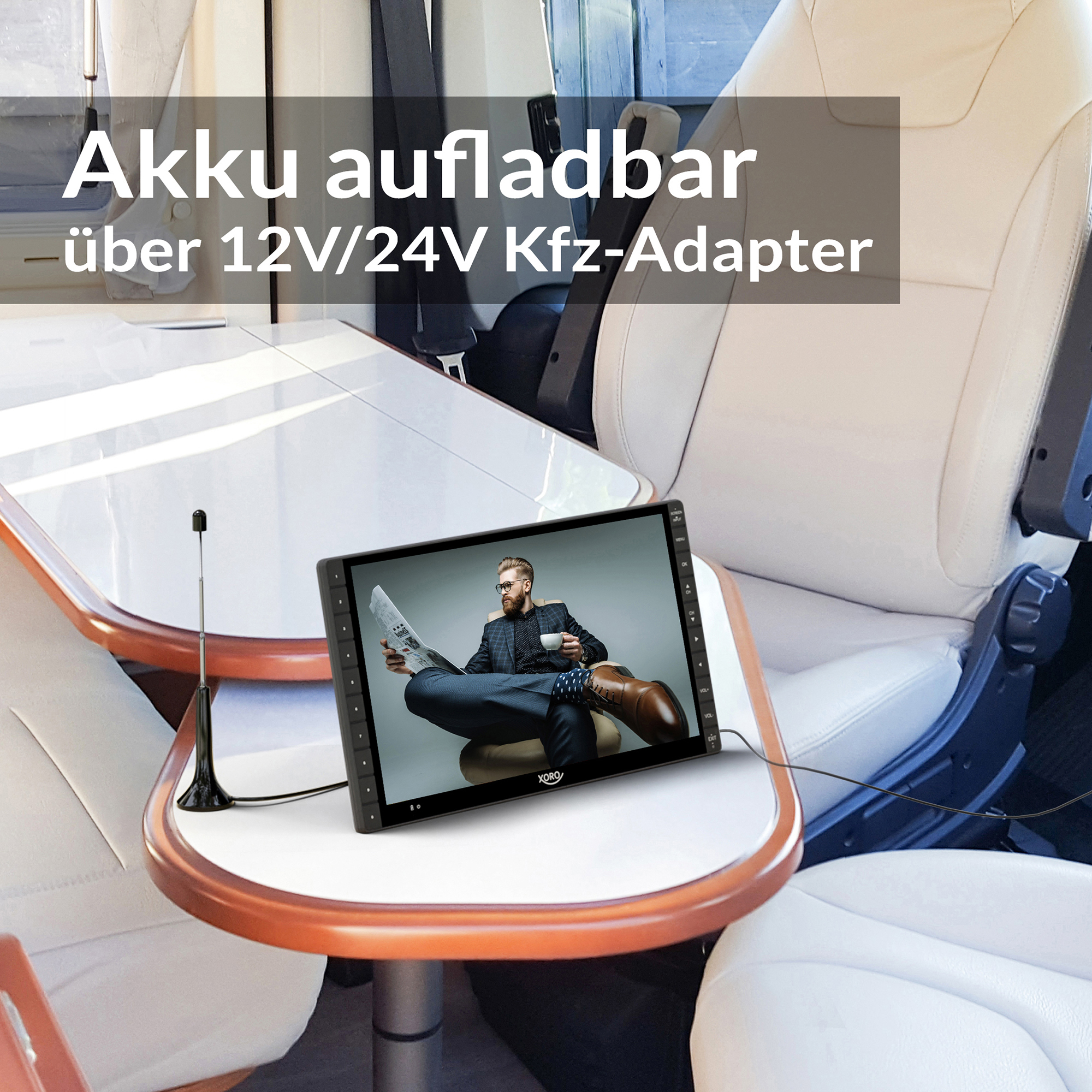 Una tableta sobre una mesa, un hombre leyendo un periódico en la pantalla. Texto: Akku aufladbar über 12V/24V Kfz-Adapter