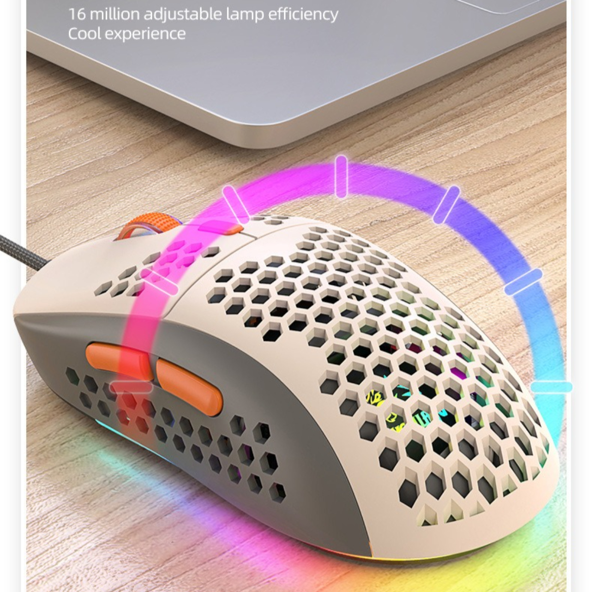 Gaming-Maus, cremefarben und grau, mit Wabenmuster und RGB-Beleuchtung, mit Text: Cooles Erlebnis.