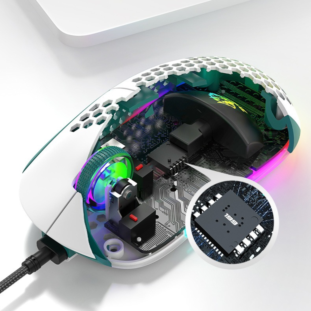 Schnittansicht einer weißen Gaming-Maus mit sichtbaren internen Komponenten, einschließlich eines Chips.