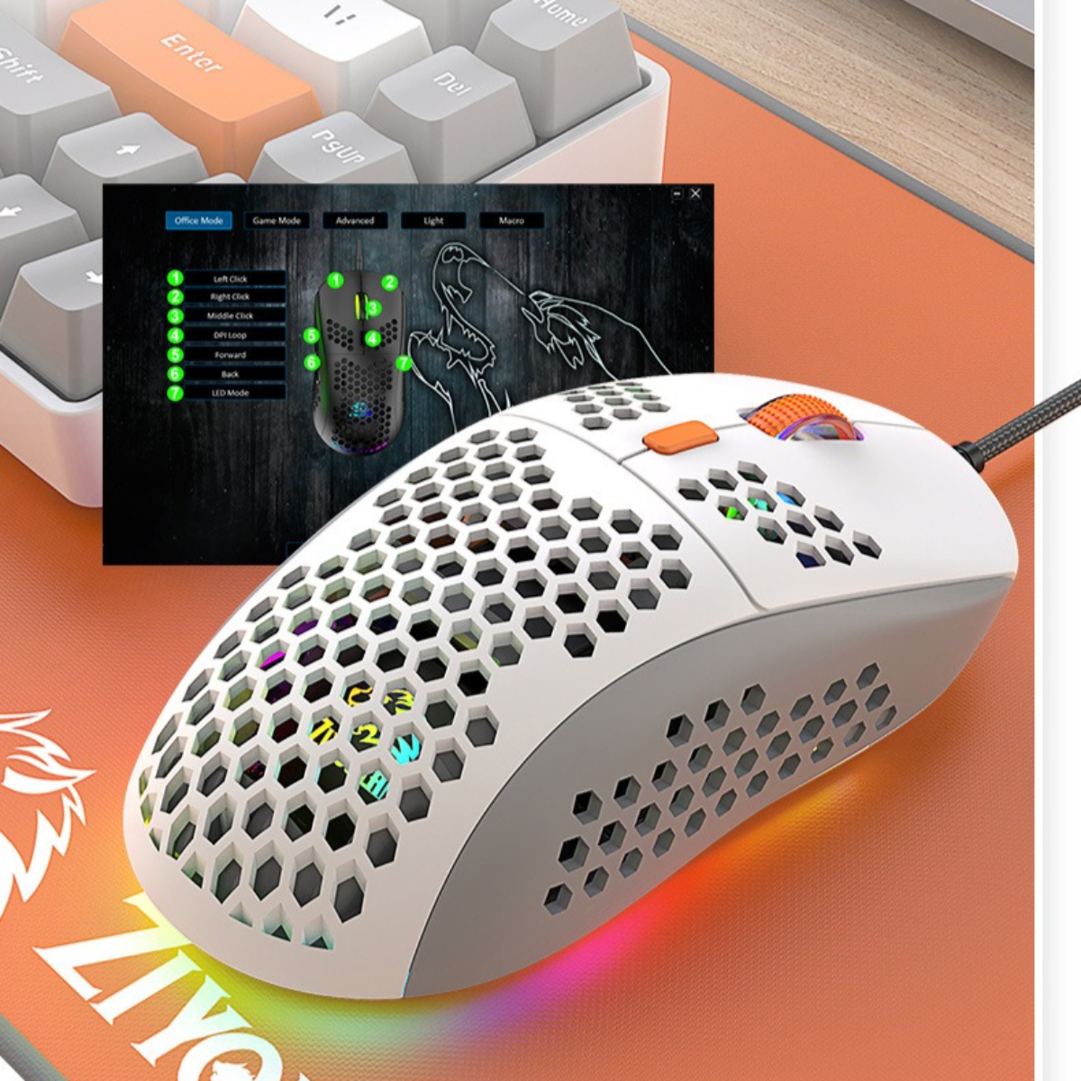 Eine weiße Gaming-Maus auf einem orangefarbenen Mauspad. Die Maus hat bunte Lichter, und ein Bedienfeld wird gezeigt.