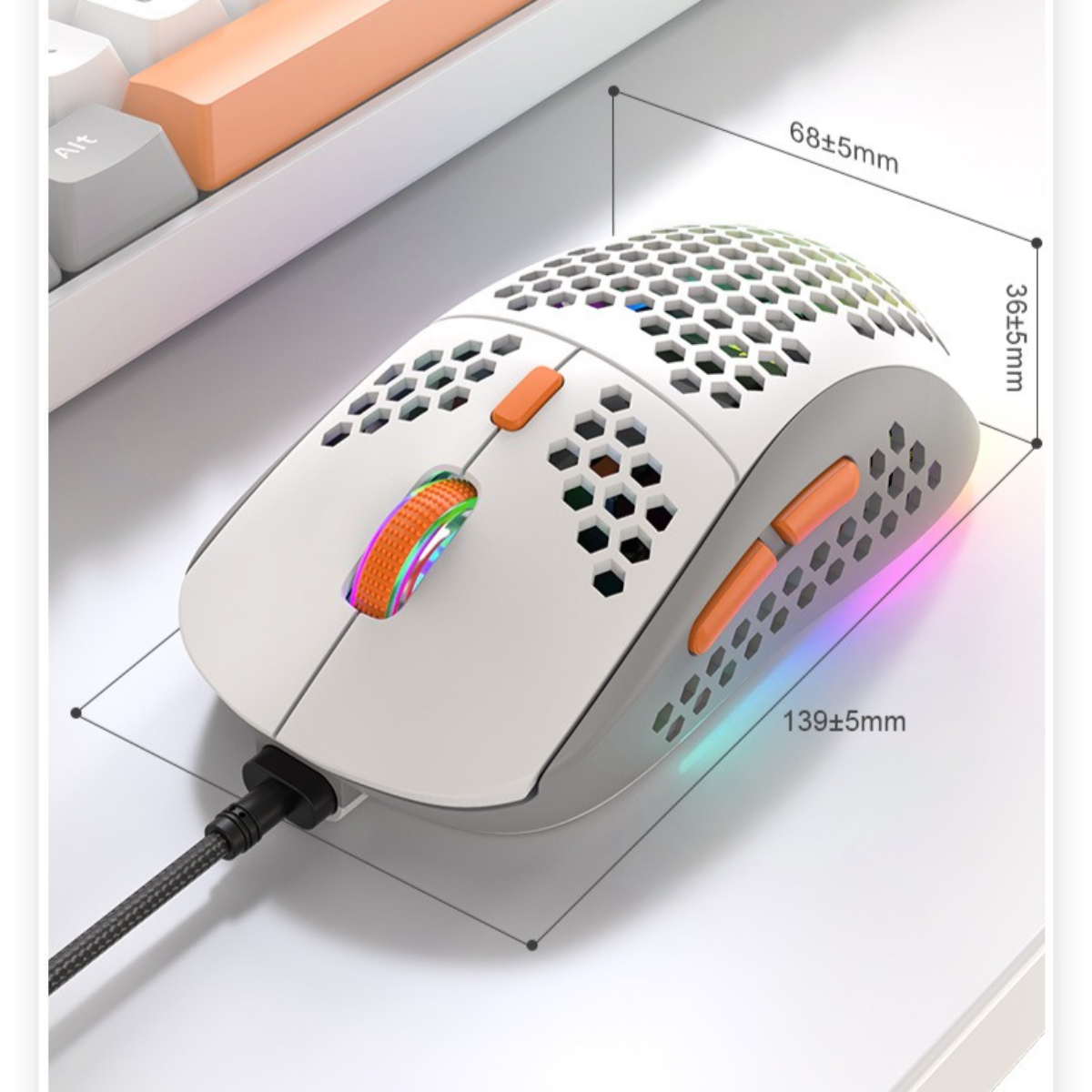 Eine weiße Gaming-Maus mit orangefarbenen Akzenten und RGB-Beleuchtung. Abmessungen werden angezeigt.