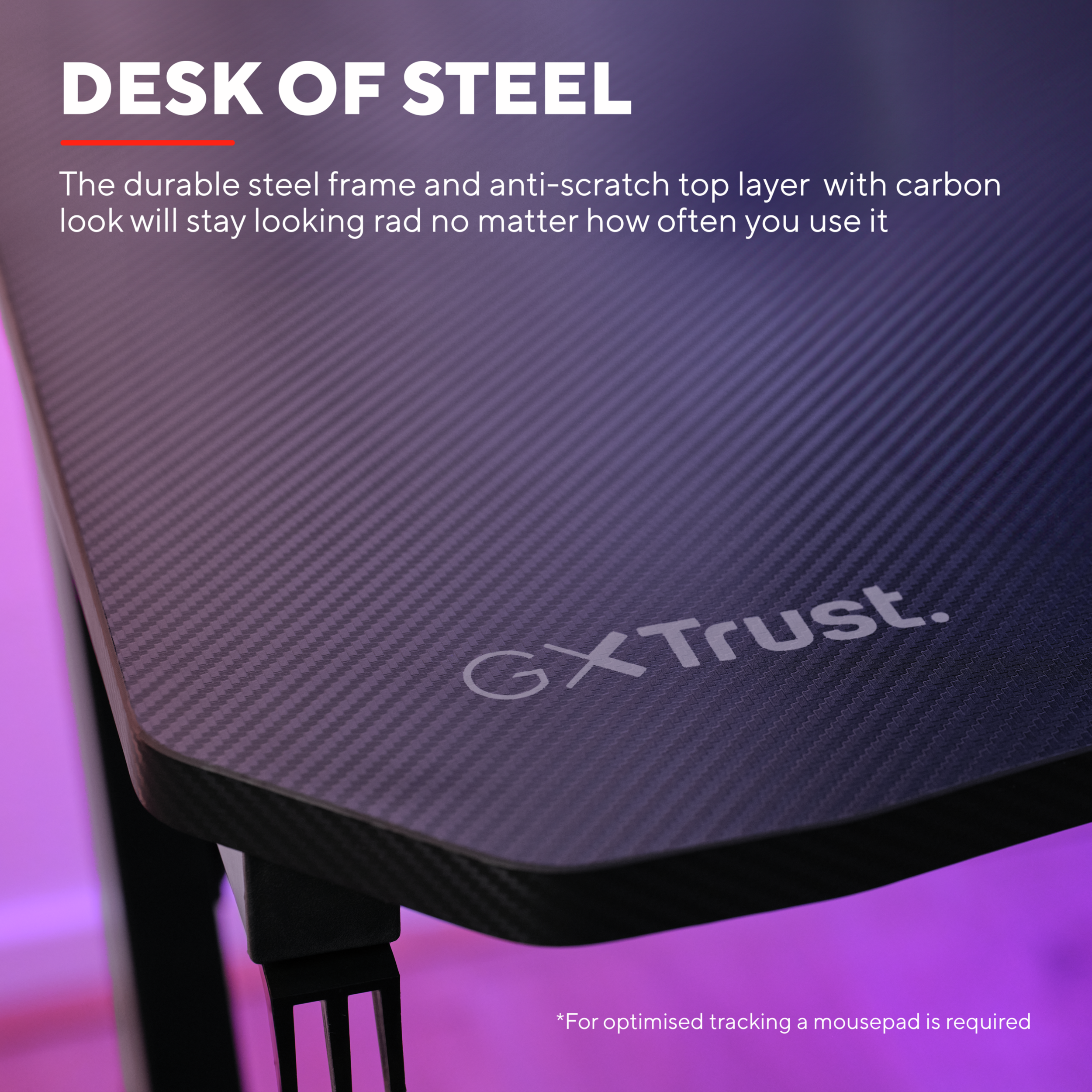 Een bureau met carbonvezel-look. Het heeft de tekst "DESK OF STEEL" en "GXTrust" erop.