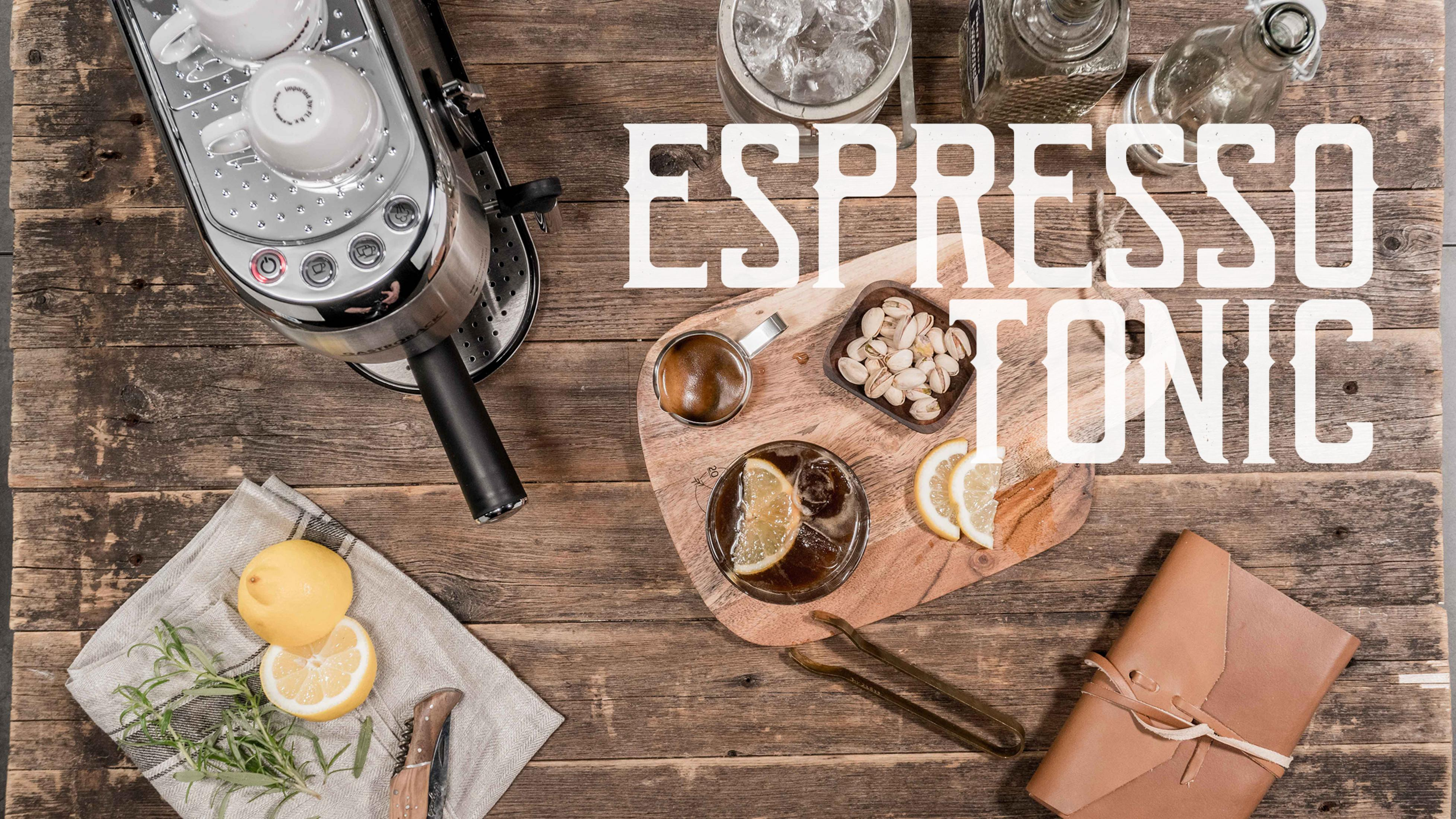 Scena espresso z tonikiem, z ekspresem do kawy, napojem, cytrynami i składnikami na drewnie.