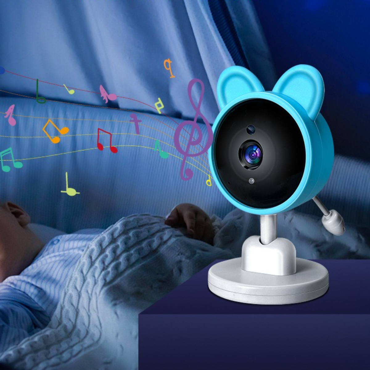 Ein Babyphone mit einer blaubärförmigen Kamera, auf einem Tisch platziert, und ein schlafendes Baby.